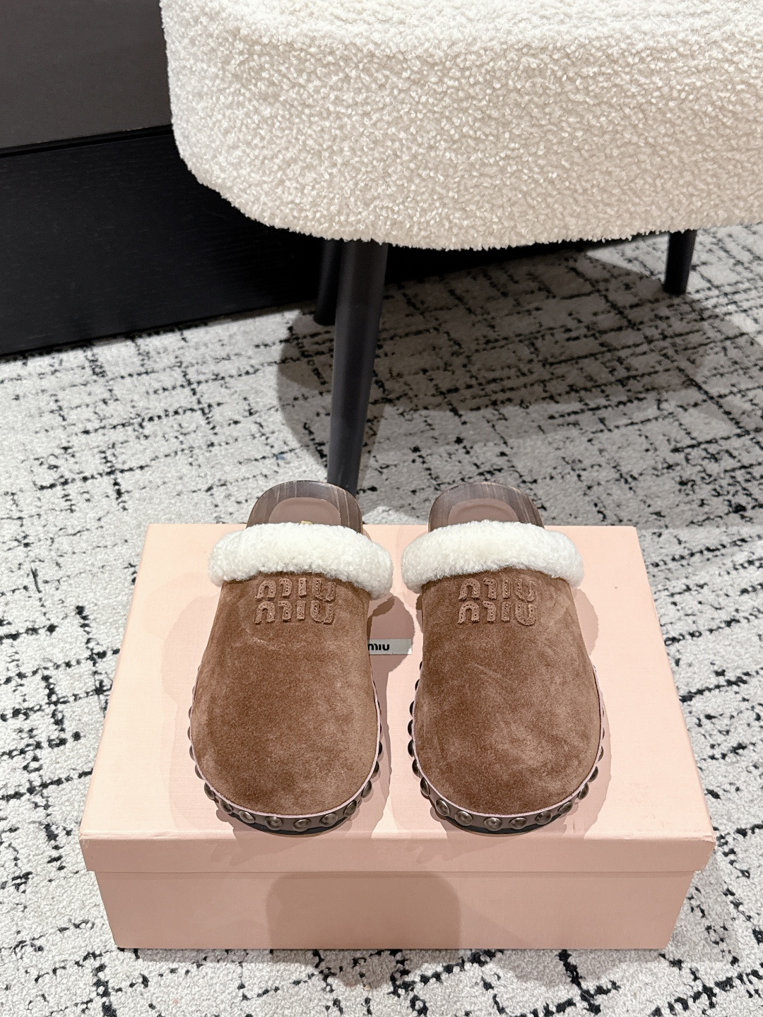 NO:481245,MIUMIU｜Mirei 2025 spring and summer new retro wood shoe wool slippers miumiu catwalk solid wood shoe wool slippers, fashionable essential lazy slippers, fabric completely matched high mercerized beef velvet inner pure wool inner lining original solid wood sole Size: #35-40 (40 custom made without return or replacement), semi-drag, miumiu, slippers19860909MIUMIU｜谬谬2025春夏新款复古木履羊毛拖鞋 miumiu走秀款实木木履走秀款羊毛拖鞋,时髦精必备款懒人拖鞋, 面料完全对版的高丝光牛反绒 內里纯羊毛内里 大底原版实木大底 Size: #35-40（40定做不退不换）,半拖,miumiu,slippers,Women's Shoes