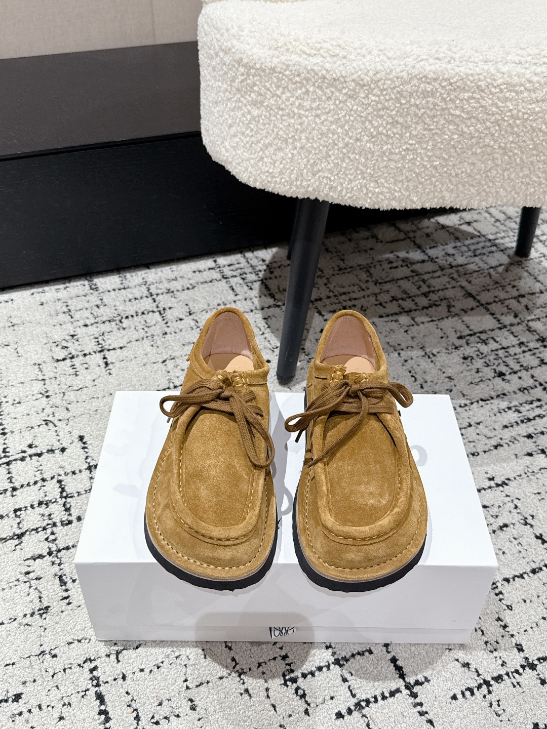 NO:668375,Men and women #couple style Loewe Loewe 25/ Lace-up thick-soled loafers LOEWE Loewe's new autumn and winter loafers, many celebrities and Internet celebrities have planted grass. The design of the designer Guima Xingkong breaks the rules. The round toe is cute and cute. One shoe can be worn in two places. The heel can be stepped on to be a British slipper. It is a good match. The upper foot is soft and waxy. Super comfortable. The fabric is imported suede. Inner: sheepskin  Outsole Ultra-light foam outsole Size #Female 35-40 Male 40-45 (Female 40 45 custom-made and non-refundable), loafers, loewe, loewe, loafers, sheepskin, chamois leather19860909女男 #情侣款 Loewe罗意威 25/ 系带 厚底 乐福鞋 LOEWE罗意威秋冬新款乐福鞋 ,超多明星网红种草 设计师鬼马星空的设计 打破常规 圆头圆脑的鞋头可可爱爱 一鞋两穿 后跟可踩下当英伦拖 超好搭配 上脚软软糯糯 超级无敌舒适 面料进口麂皮 内里: 羊皮  大底超轻发泡大底 Size#女35-40男40-45（女40 45订做不退换）,乐福鞋,loewe,loewe,loafers,sheepskin,chamois leather,Women's Shoes