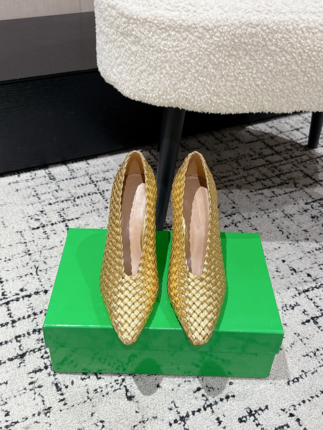 NO:668390,#TOPVERSION BV 25/ Sofia hand-woven one-piece high-heeled 9cm series single shoes original development and production 5 mm level woven single shoes genuine leather hand-woven original packaging shoe bag using rubber printing logo process the highest end in the market hot melt adhesive is used to shape the toe and heel easy to rebound and not deformed Italian computerized sewing machines are used for upper stitching fine workmanship use original packaging treat customers sincerely This classic style is simply bv’s latest ceiling  Four colors, versatile colors. Upper: one piece of genuine leather with 5 mm strips, hand-woven. Lining: sheepskin lining, comfortable and high-end. Outsole: Italian genuine leather outsole & injection molded rubber process. Light dyeing process. Standard size: #35 36 37 38 39 40 41 42 (40 41 42 customized), single shoes, bottega veneta, sheepskin, Leather.  soles19860909#顶级版本 BV 25/ Sofia 手工一体编织 高跟9cm 系列 单鞋 原版开发 做货 5 毫米级 编织单鞋 真皮手工编织 选用原版包装 鞋子布袋采用印胶logo工艺 市场最高端 采用热熔胶定型鞋头 后跟 易回弹不变形 鞋面车线选用意大利电脑针车 做工精细 选用原版包装 真心对待客人 这款经典款 简直bv最新天花板啦 四色 彩色百搭 鞋面: 真皮一块皮5 毫米抽条 手工编织而成 内里: 羊皮内里舒适高端 大底: 选用意大利真皮大底&注塑橡胶工艺 运用轻染工艺 对标对版 Size: #35 36 37 38 39 40 41 42 （40 41 42 定制),单鞋,bottega veneta,sheepskin,Leather soles,Women's Shoes