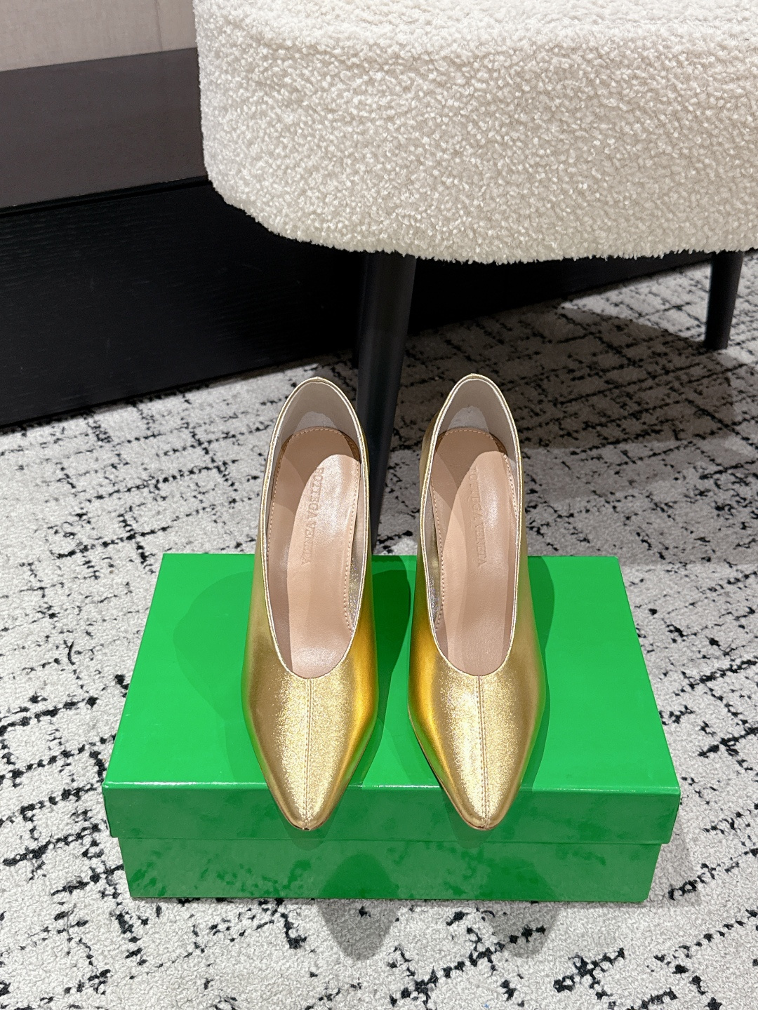 NO:668392,#TOPVERSION BV 25/ Sofia series for women, pointed toe, high-heeled shoes, small pointed toe, a must-have for commuting, BV early autumn series, they are all so beautiful. The elegant materials used in shoes are intellectual, elegant and capable. The full high-end design is beautiful~~ Comfortable and high-end flat design makes travel more comfortable and confident. Fabric: Use original consistent lambskin and shaping technology to pursue the perfection of internal craftsmanship. Inner: Use lambskin, never sloppy. Original outsole:  Made of Italian genuine leather outsole with clear dyeing technology and rubber square craftsmanship Size: #35 36 37 38 39 40 41 42 (customized code number of 40 41 42), single shoes, bottega veneta, sheepskin, Leather soles19860909#顶级版本 BV 25/ Sofia系列女士 尖头 高跟单鞋 小尖头 通勤必备 BV早秋系列 都好美啊 优雅材质运用在鞋履上知性优雅干练 满满的高级感设计美美哒～～ 舒适高端 平底 设计 让出行更舒适 自信 面料: 选用原版一致小羊皮 以及定型科技追求内部工艺完美 内里: 选用小羊皮 绝不马虎 原版 大底: 选用意大利真皮大底 配合清染技术 搭配橡胶方块工艺 Size: #35 36 37 38 39 40 41 42 (40 41 42定制码数),单鞋,bottega veneta,sheepskin,Leather soles,Women's Shoes