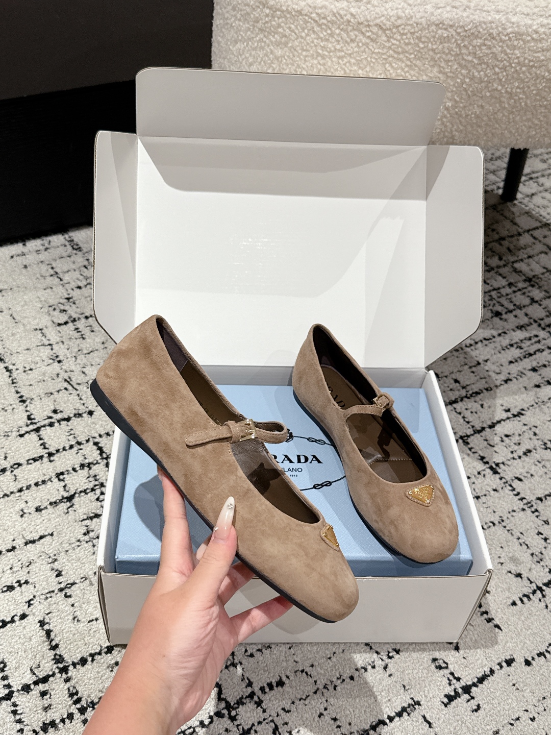 “Prada New Print Ballet Shoes: Stylish Mary Jane Flats at Milan Fashion Show” - 图片 5