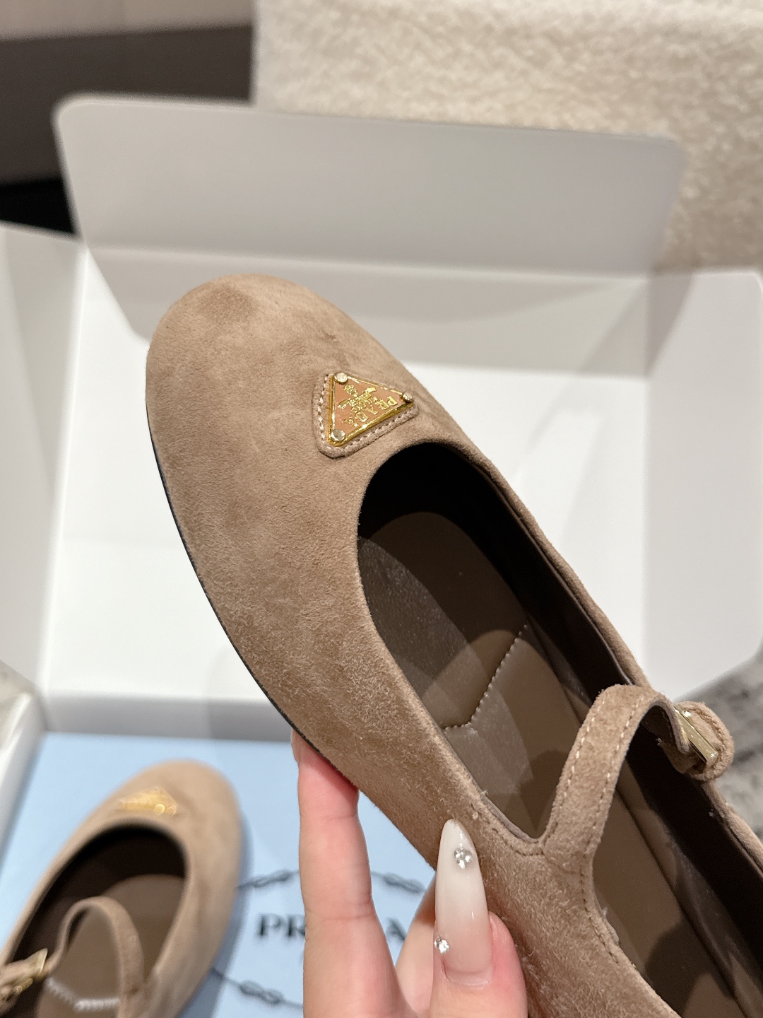 “Prada New Print Ballet Shoes: Stylish Mary Jane Flats at Milan Fashion Show” - 图片 8