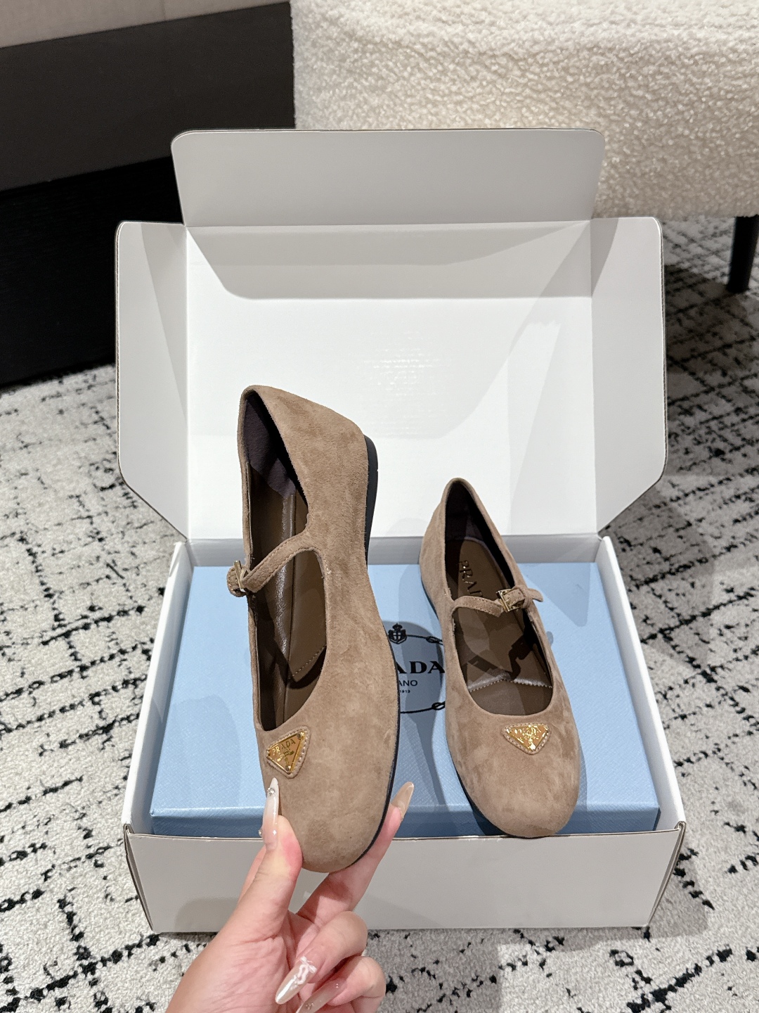 “Prada New Print Ballet Shoes: Stylish Mary Jane Flats at Milan Fashion Show” - 图片 4