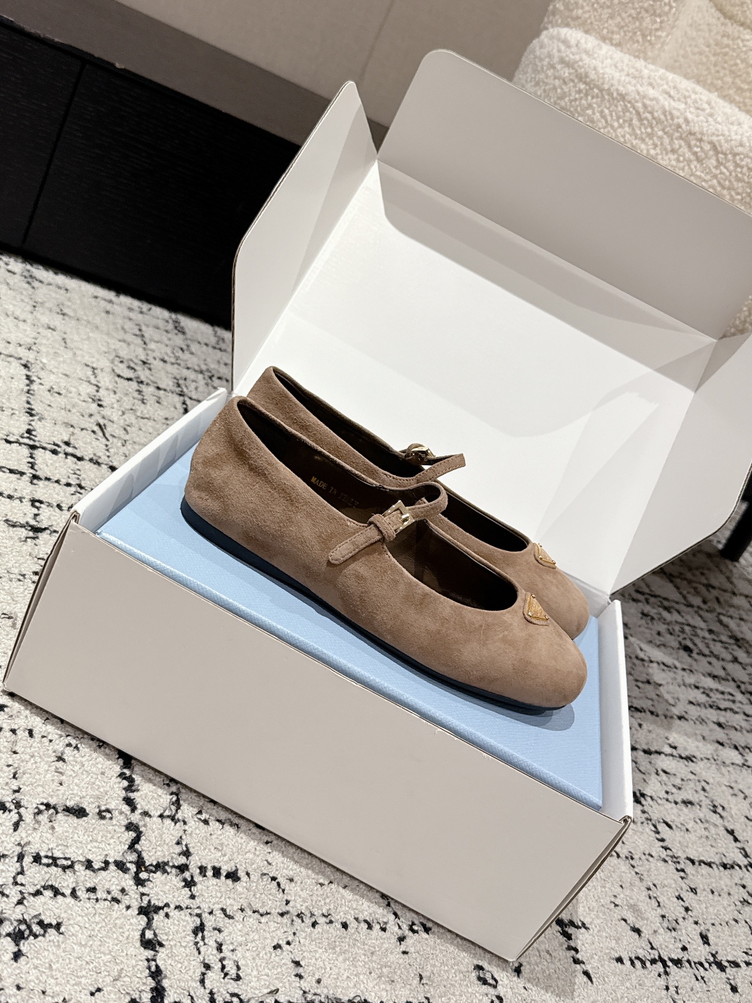 “Prada New Print Ballet Shoes: Stylish Mary Jane Flats at Milan Fashion Show” - 图片 3