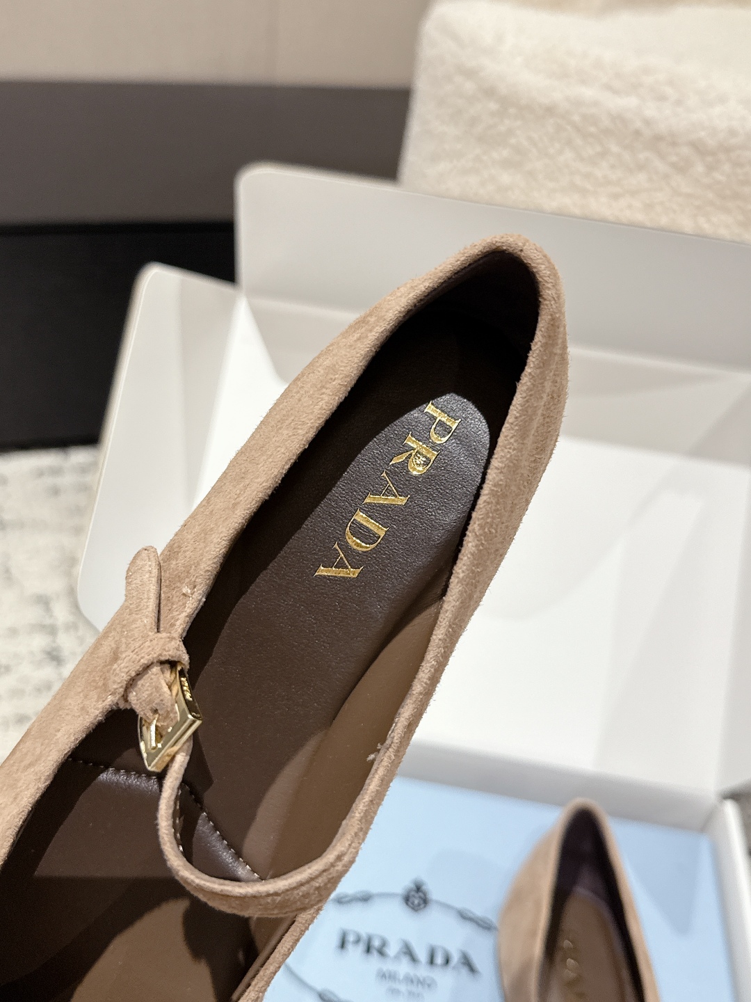 “Prada New Print Ballet Shoes: Stylish Mary Jane Flats at Milan Fashion Show” - 图片 7
