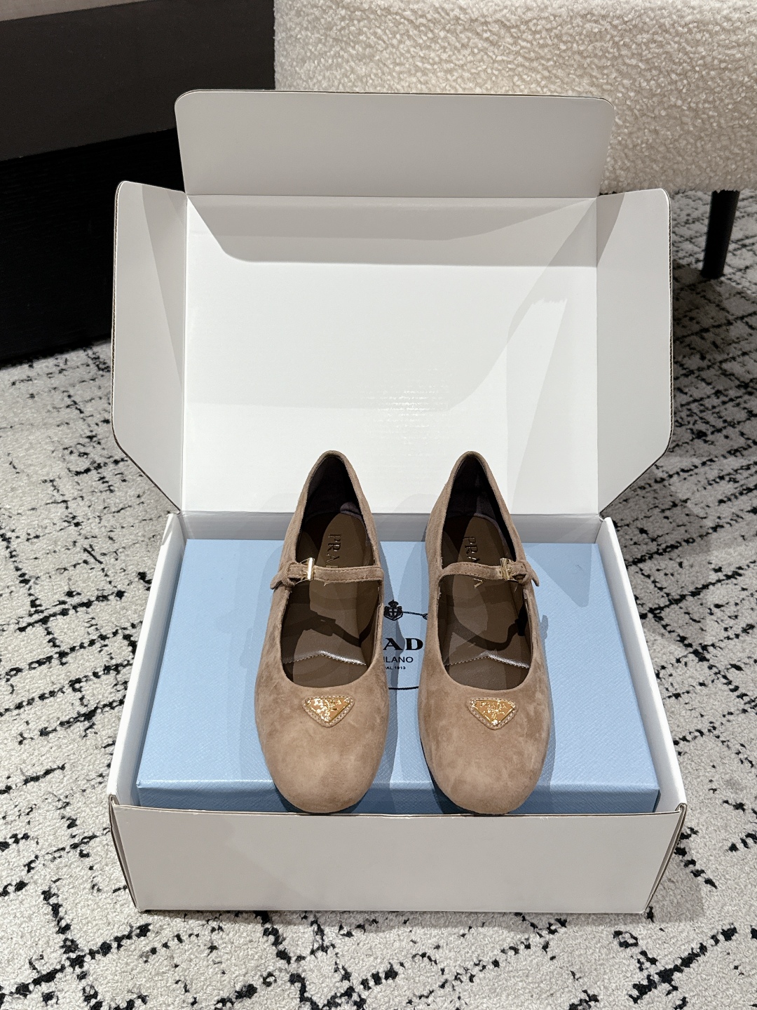 “Prada New Print Ballet Shoes: Stylish Mary Jane Flats at Milan Fashion Show” - 图片 2