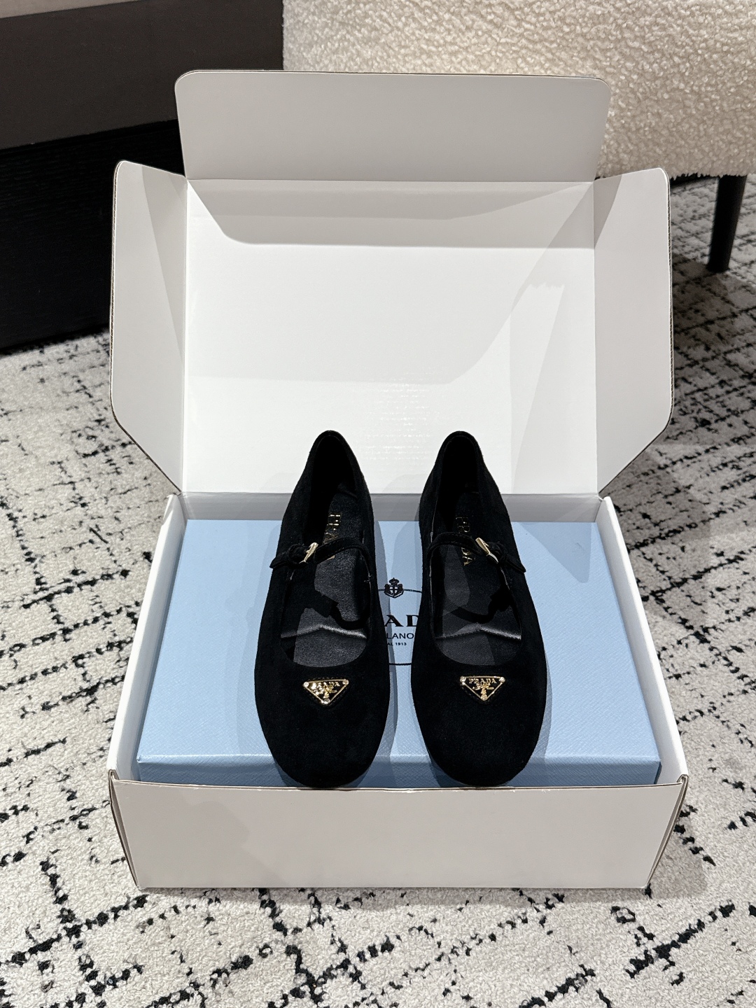 “Prada 25 New Print Ballet Shoes: Sana’s Milan Show Look with Comfortable Sheep Inner, Size 35-41” - 图片 2