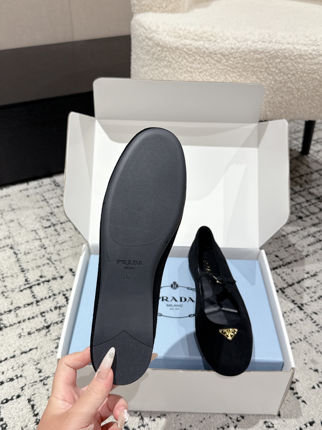 “Prada 25 New Print Ballet Shoes: Sana’s Milan Show Look with Comfortable Sheep Inner, Size 35-41” - 图片 9