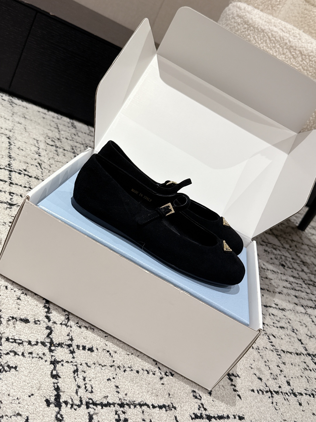 “Prada 25 New Print Ballet Shoes: Sana’s Milan Show Look with Comfortable Sheep Inner, Size 35-41” - 图片 3