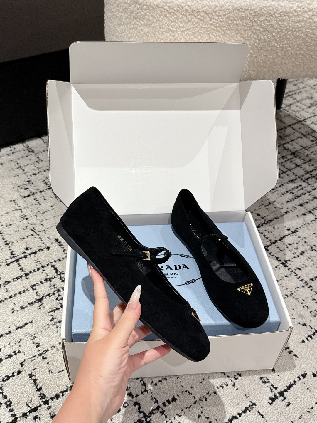 “Prada 25 New Print Ballet Shoes: Sana’s Milan Show Look with Comfortable Sheep Inner, Size 35-41” - 图片 5