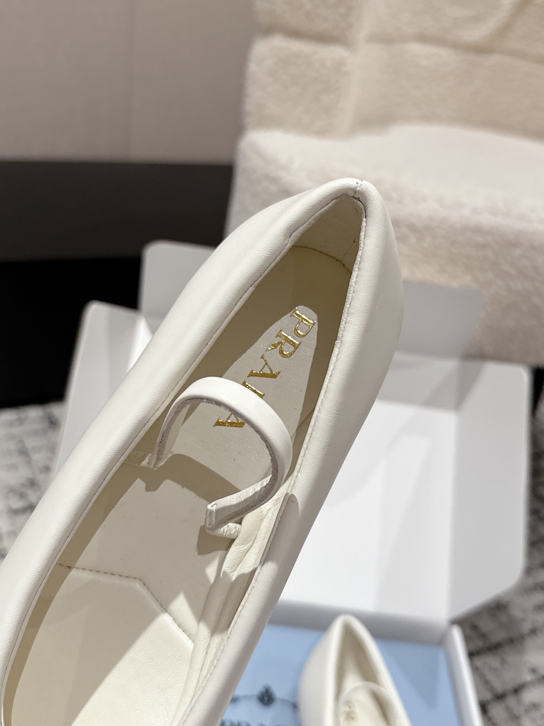 Prada New Print Ballet Shoes: Top Version Mary Jane Flat for Sana at Milan Show - 图片 9