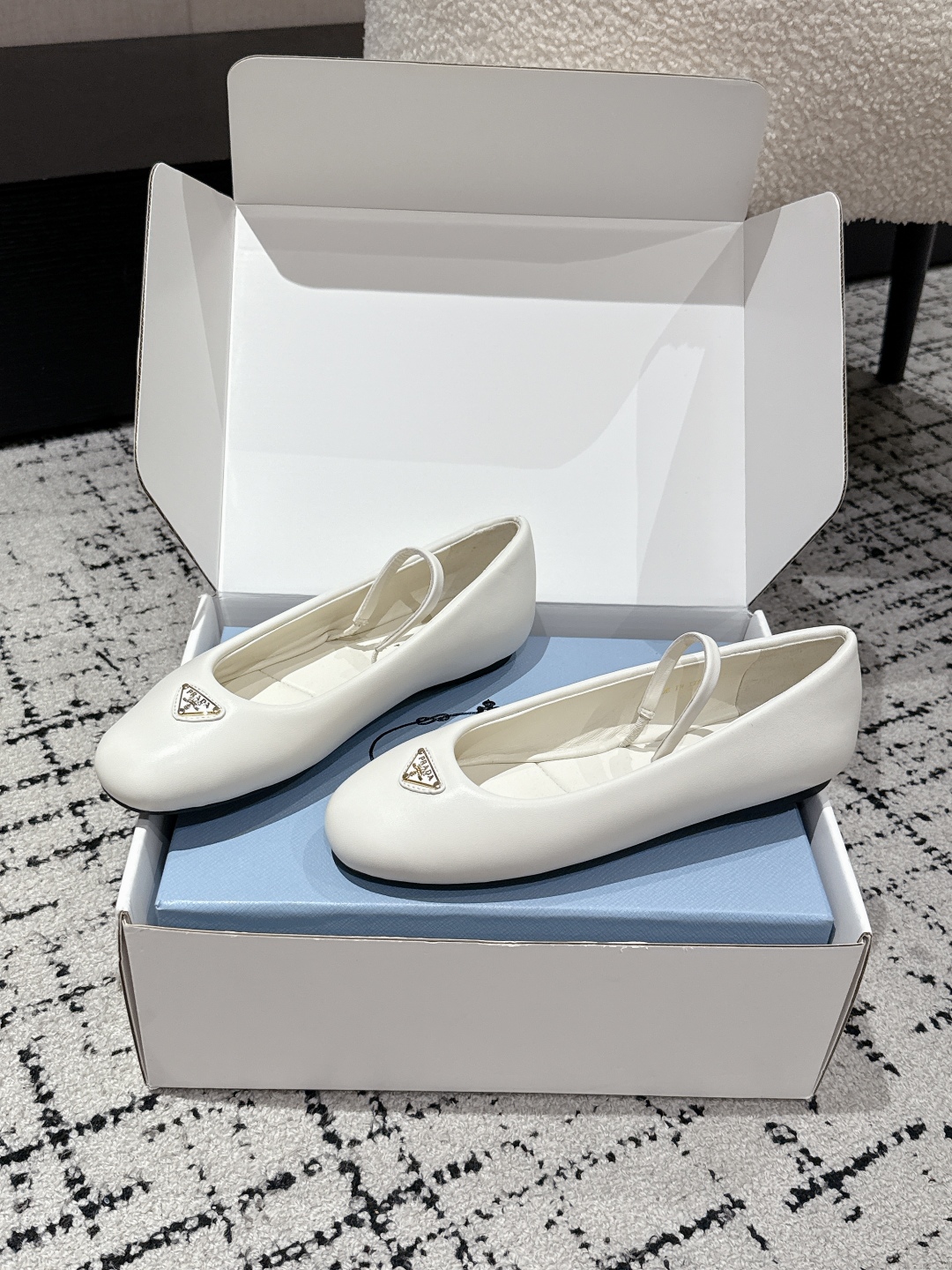 Prada New Print Ballet Shoes: Top Version Mary Jane Flat for Sana at Milan Show - 图片 1