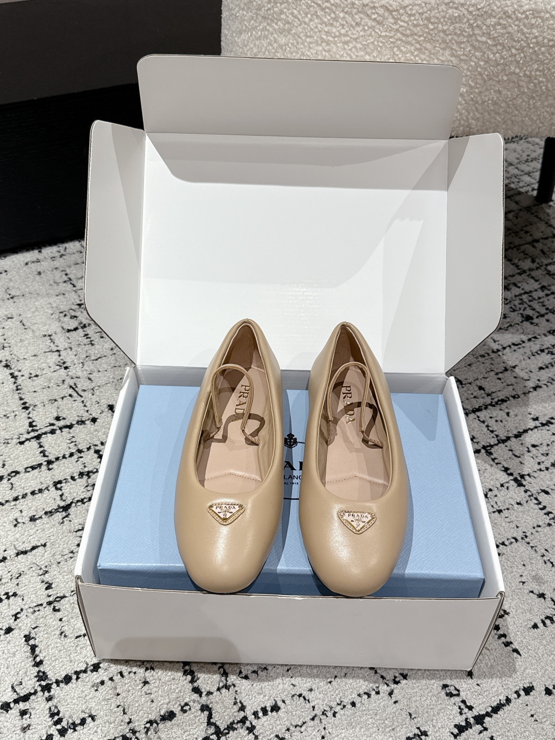 Prada New Collection: 25 Mary Jane Ballet Flat Shoes Review and Details - 图片 2