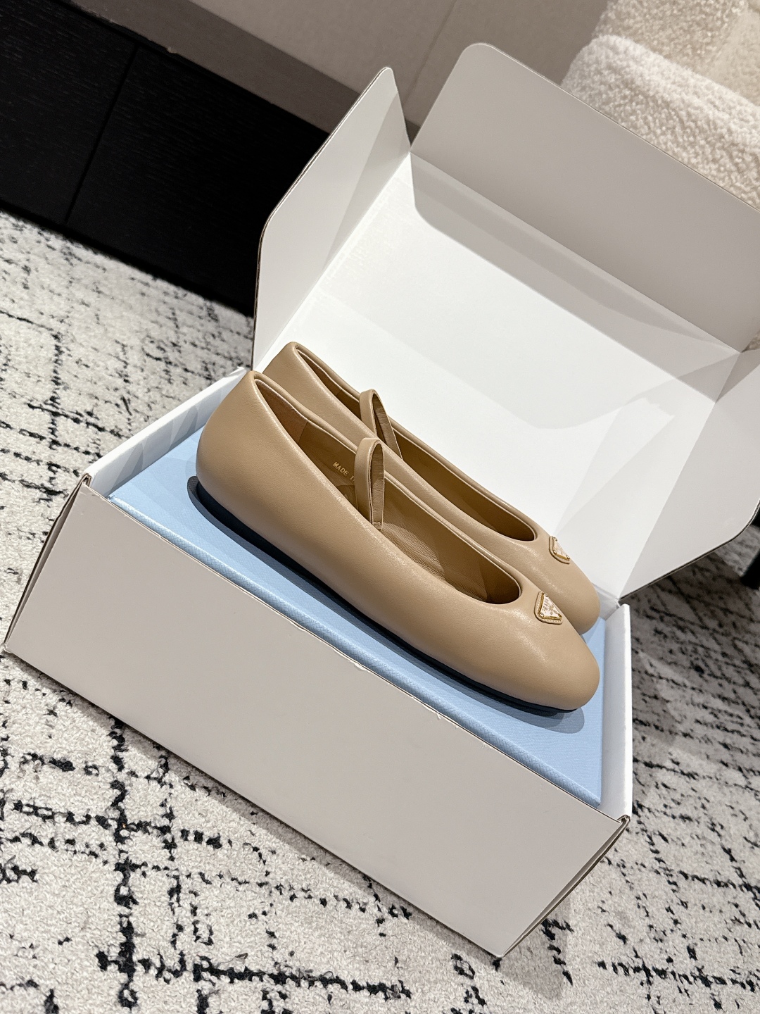 Prada New Collection: 25 Mary Jane Ballet Flat Shoes Review and Details - 图片 3