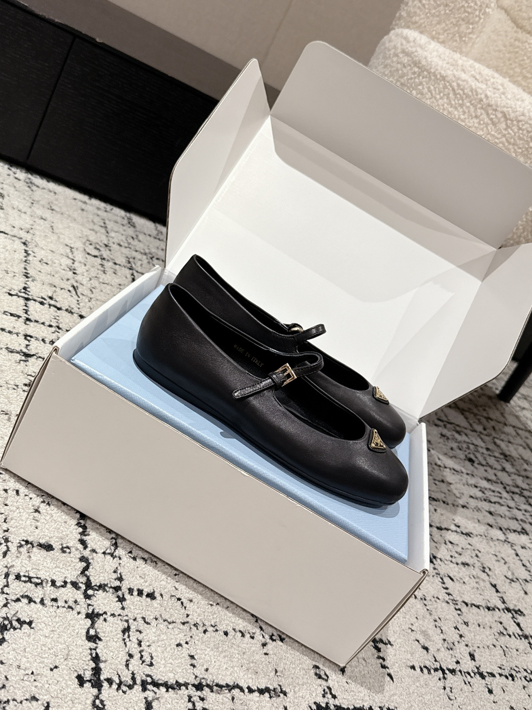 Prada 25 New Ballet Shoes: Mary Jane Flat in White Dress – Milan Show Collection Details - 图片 3