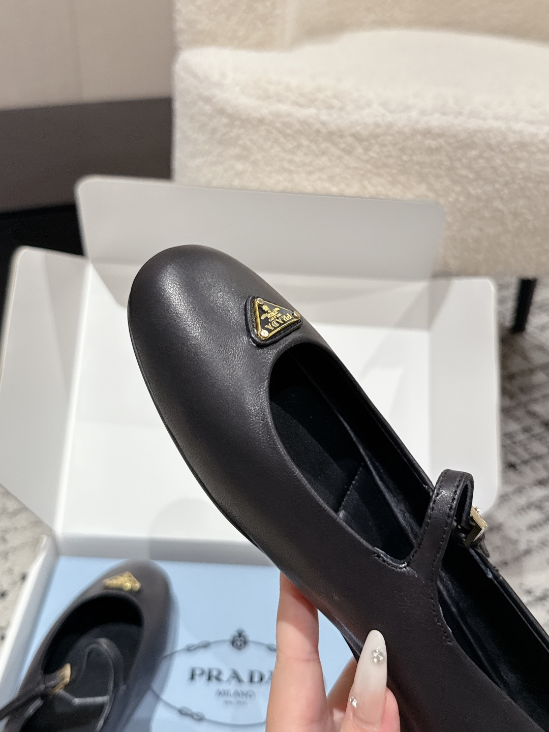 Prada 25 New Ballet Shoes: Mary Jane Flat in White Dress – Milan Show Collection Details - 图片 6