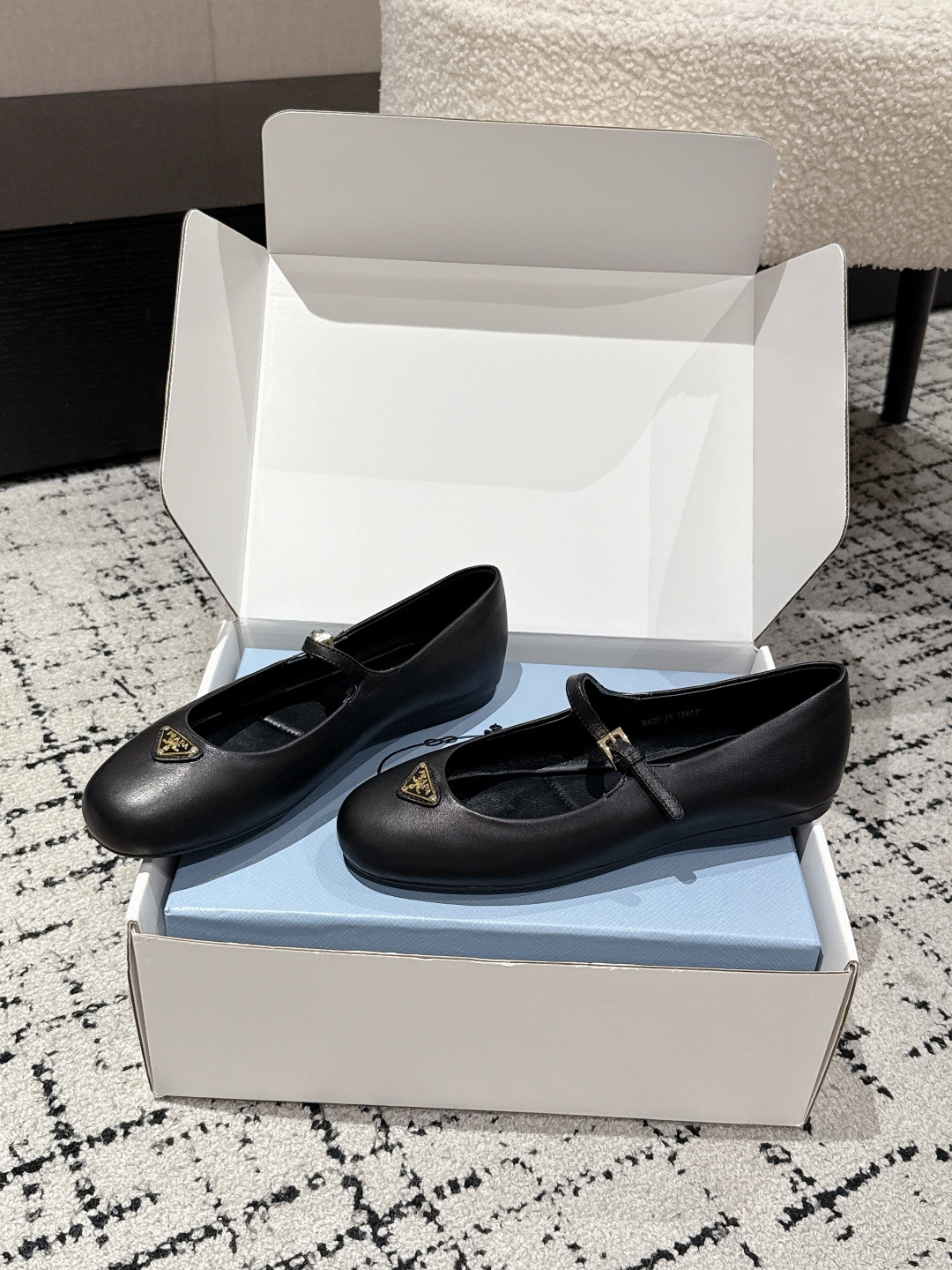 Prada 25 New Ballet Shoes: Mary Jane Flat in White Dress – Milan Show Collection Details - 图片 1