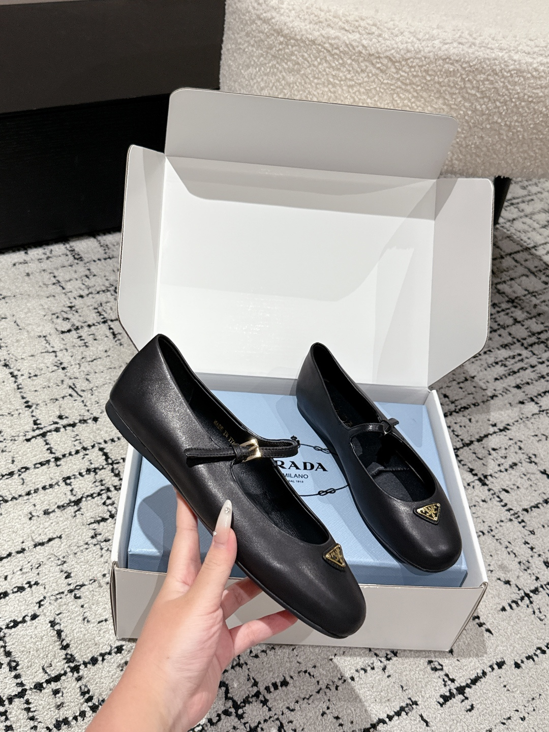 Prada 25 New Ballet Shoes: Mary Jane Flat in White Dress – Milan Show Collection Details - 图片 5