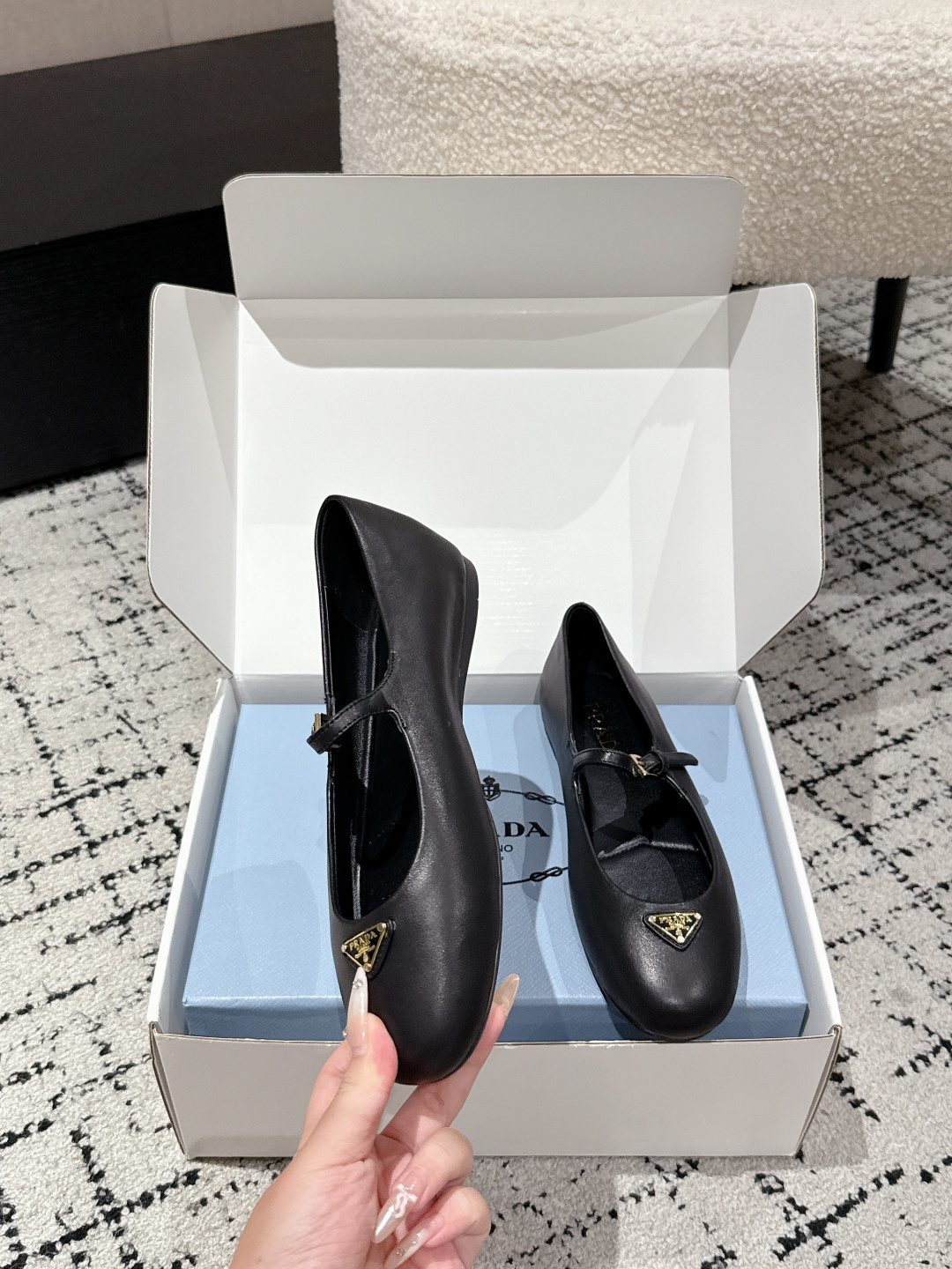 Prada 25 New Ballet Shoes: Mary Jane Flat in White Dress – Milan Show Collection Details - 图片 4