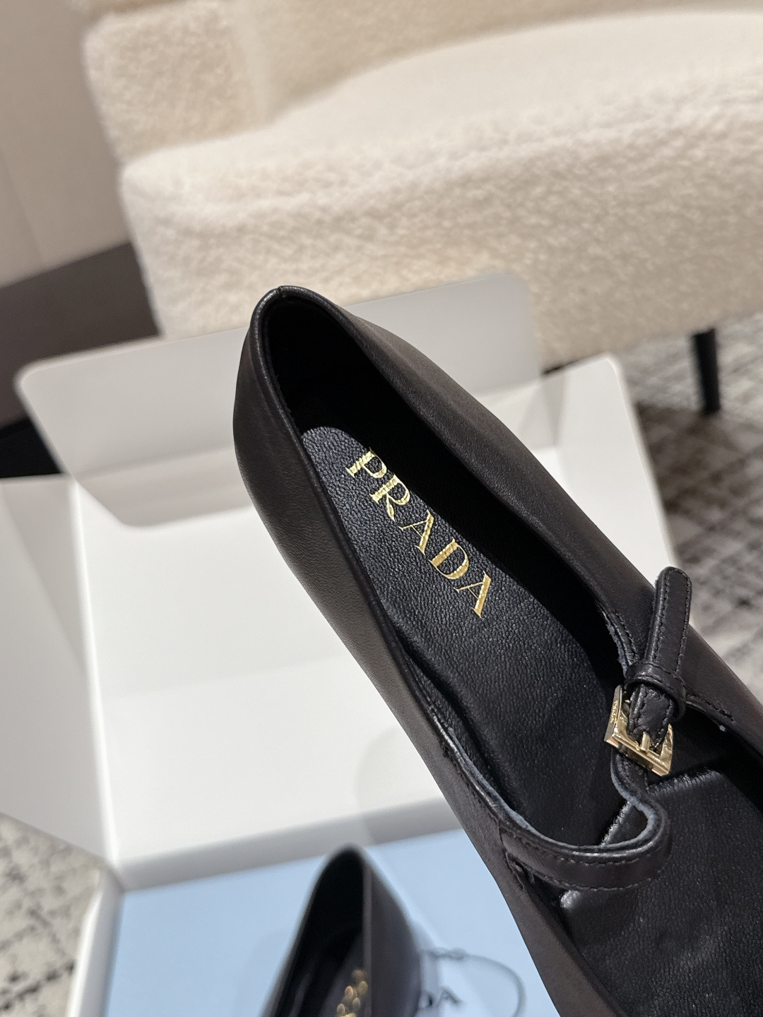 Prada 25 New Ballet Shoes: Mary Jane Flat in White Dress – Milan Show Collection Details - 图片 9