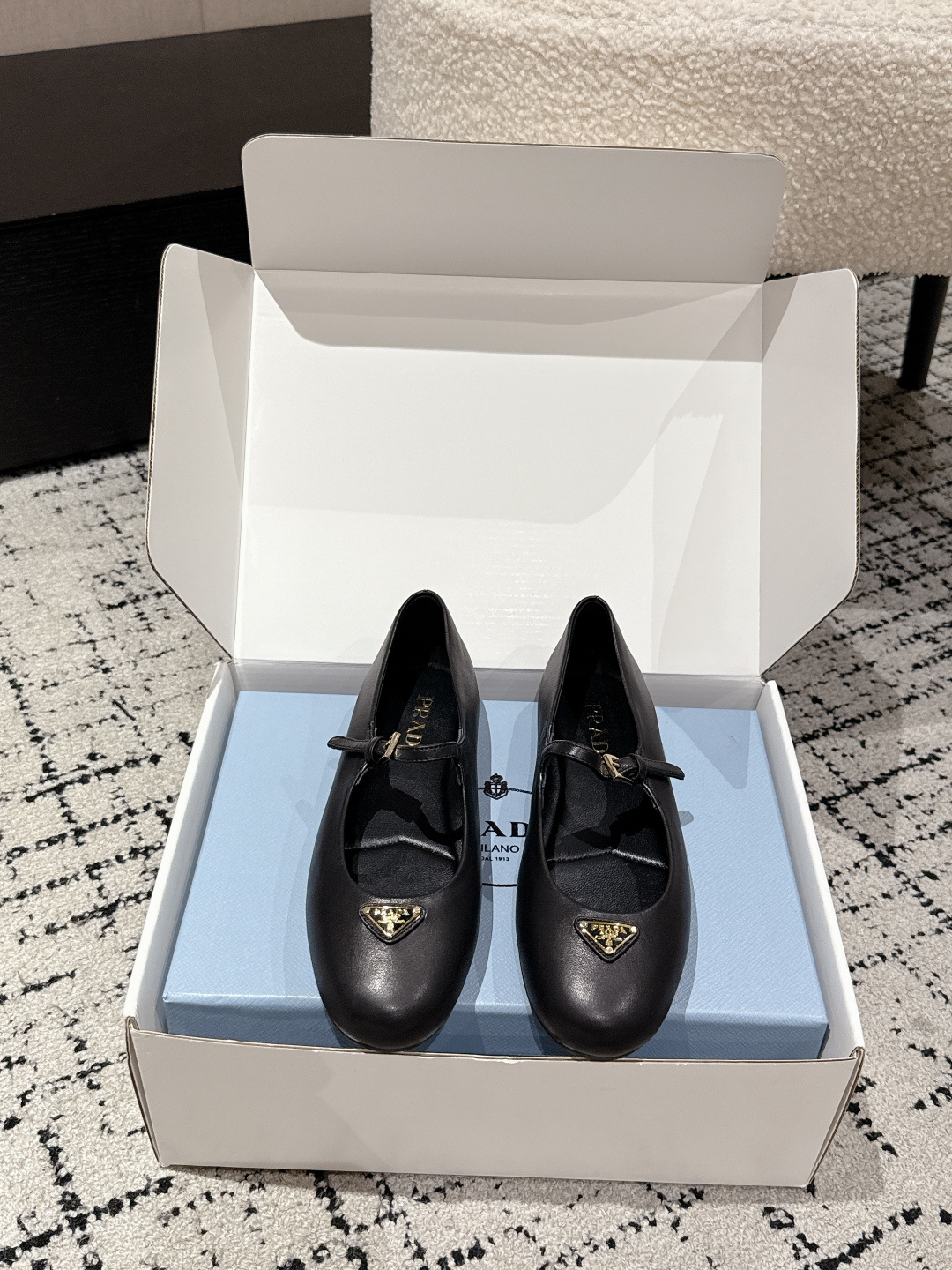 Prada 25 New Ballet Shoes: Mary Jane Flat in White Dress – Milan Show Collection Details - 图片 2