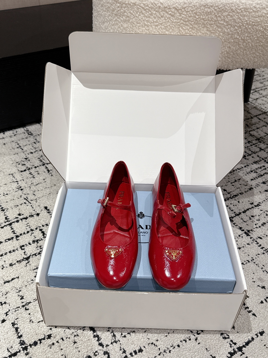 “Prada New Print Ballet Shoes: Fashionable and Comfortable Mary Jane Flats” - 图片 2