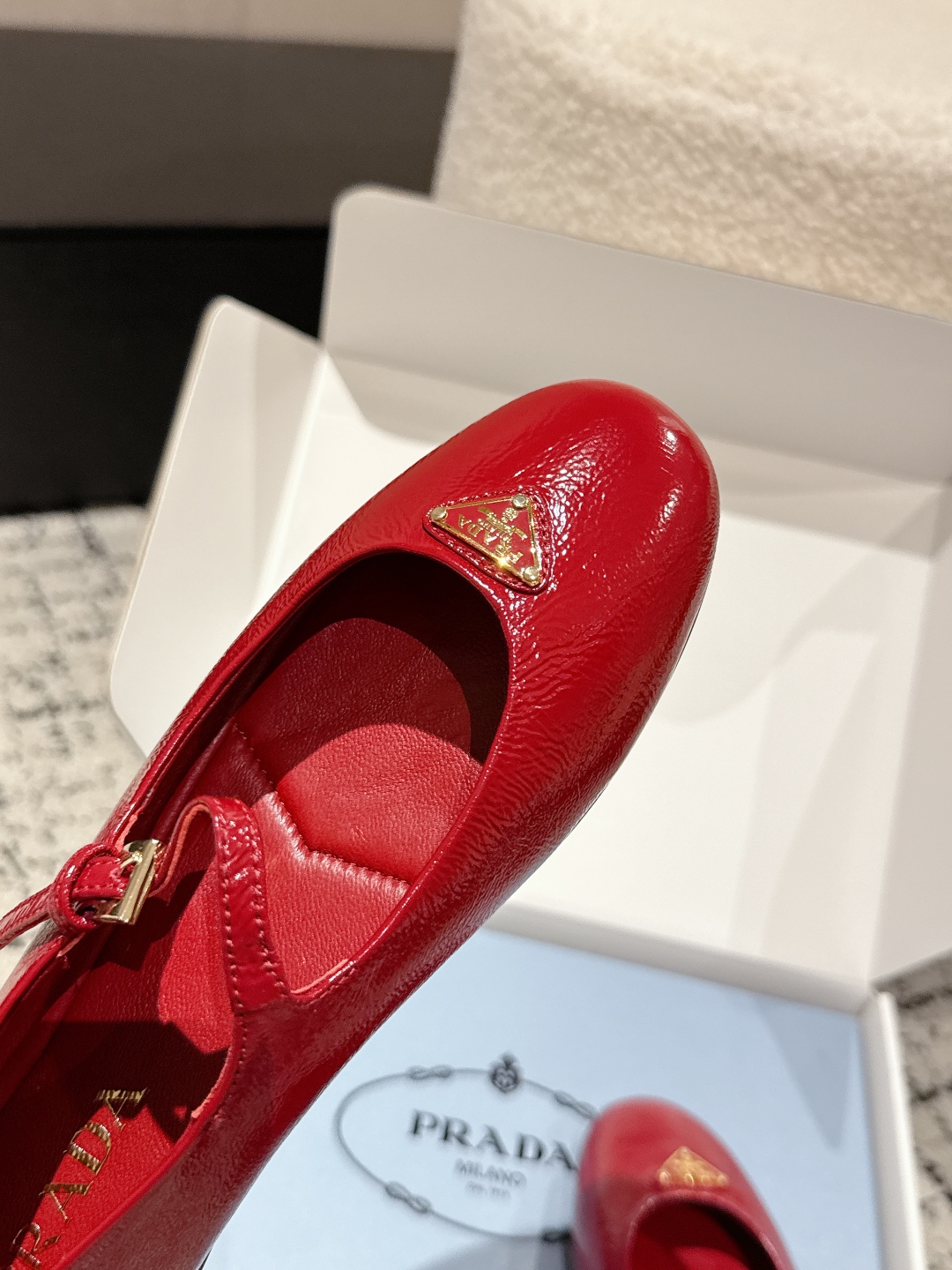 “Prada New Print Ballet Shoes: Fashionable and Comfortable Mary Jane Flats” - 图片 6