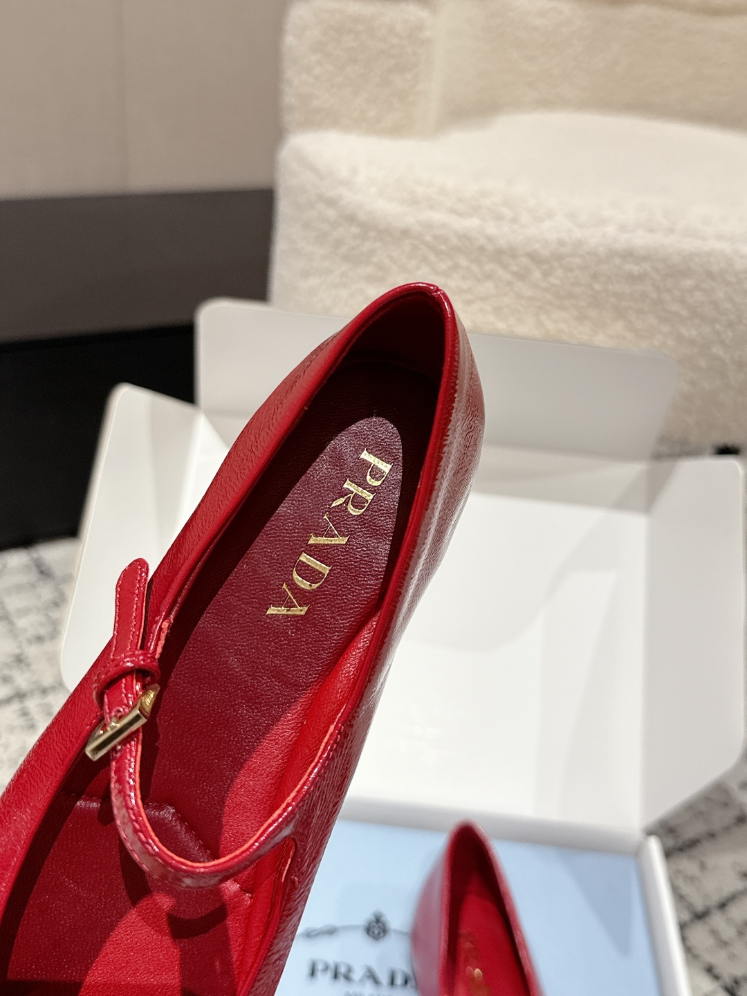 “Prada New Print Ballet Shoes: Fashionable and Comfortable Mary Jane Flats” - 图片 8