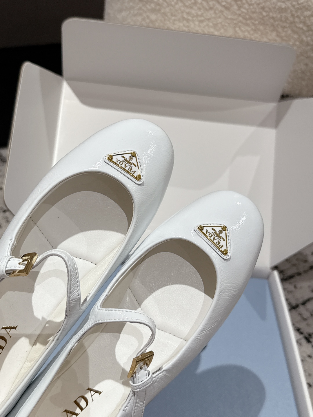 “Prada New Collection 2025: Flat Mary Jane Ballet Shoes with Iconic Triangle Emblem” - 图片 6