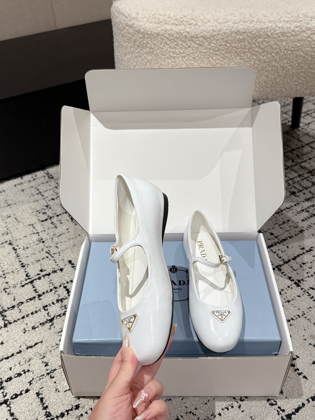 “Prada New Collection 2025: Flat Mary Jane Ballet Shoes with Iconic Triangle Emblem” - 图片 4