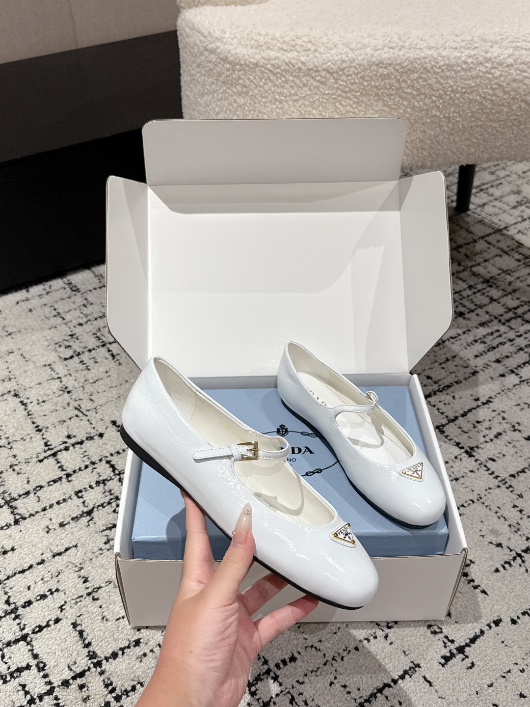 “Prada New Collection 2025: Flat Mary Jane Ballet Shoes with Iconic Triangle Emblem” - 图片 5