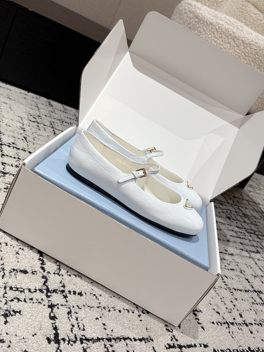 “Prada New Collection 2025: Flat Mary Jane Ballet Shoes with Iconic Triangle Emblem” - 图片 3