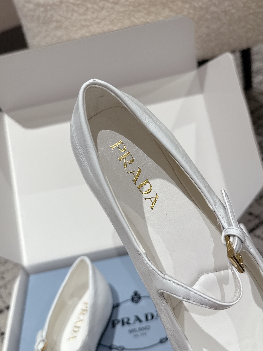 “Prada New Collection 2025: Flat Mary Jane Ballet Shoes with Iconic Triangle Emblem” - 图片 7