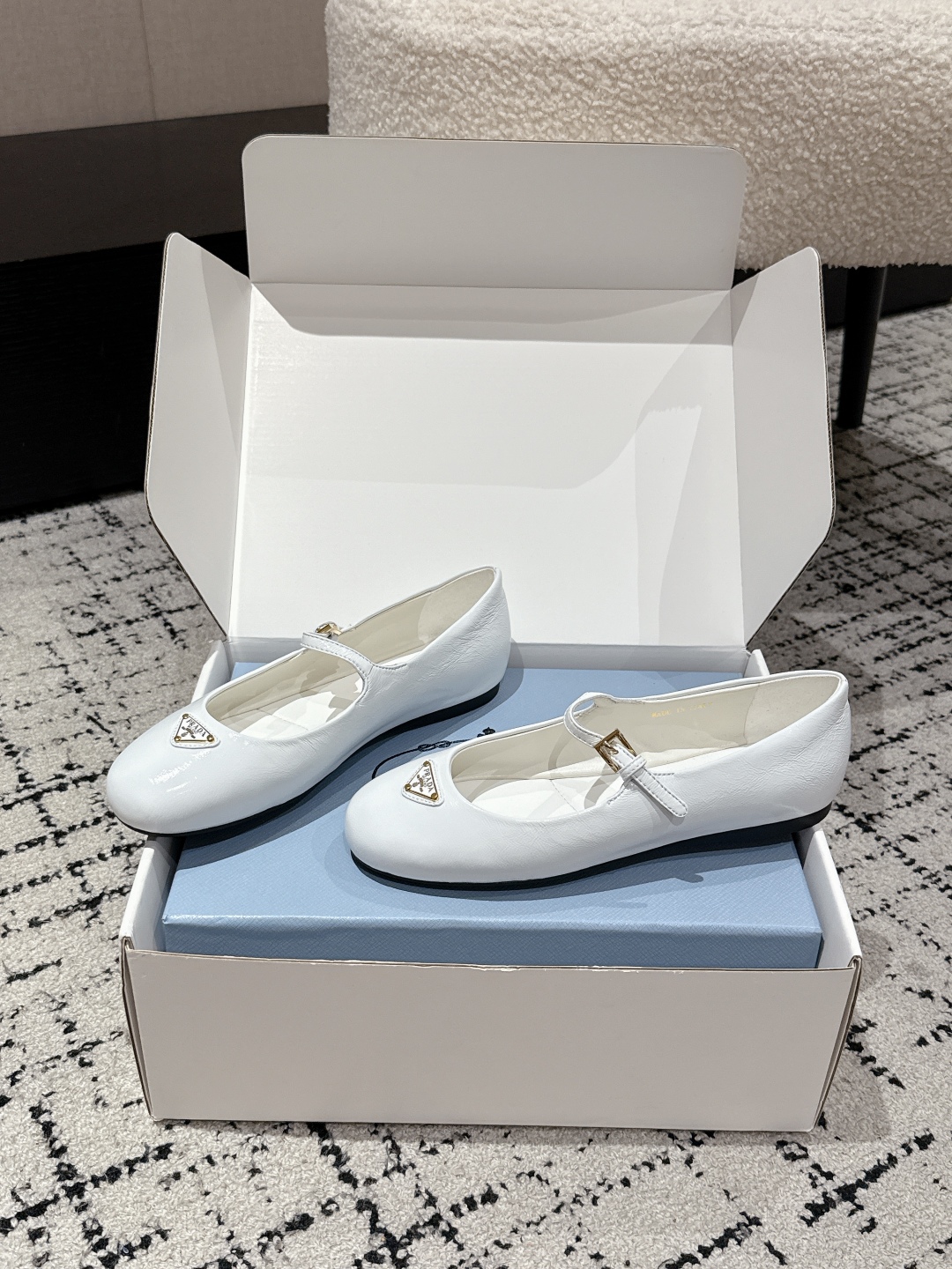 “Prada New Collection 2025: Flat Mary Jane Ballet Shoes with Iconic Triangle Emblem” - 图片 1