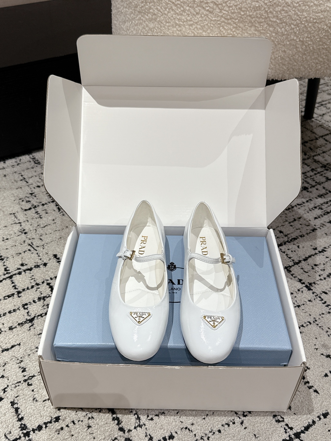 “Prada New Collection 2025: Flat Mary Jane Ballet Shoes with Iconic Triangle Emblem” - 图片 2
