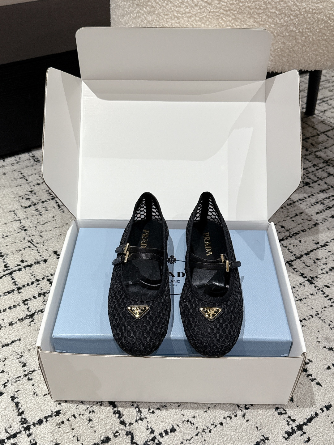 Prada 25 New Ballet Shoes: White Leather Mary Jane Flats with Emblematic Triangle Detail – Product Details - 图片 2