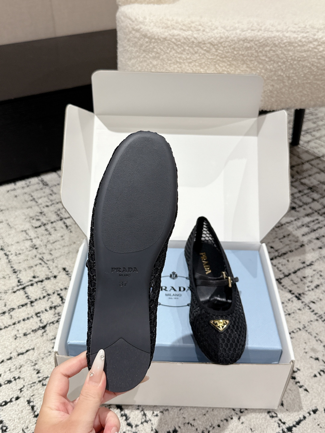 Prada 25 New Ballet Shoes: White Leather Mary Jane Flats with Emblematic Triangle Detail – Product Details - 图片 9