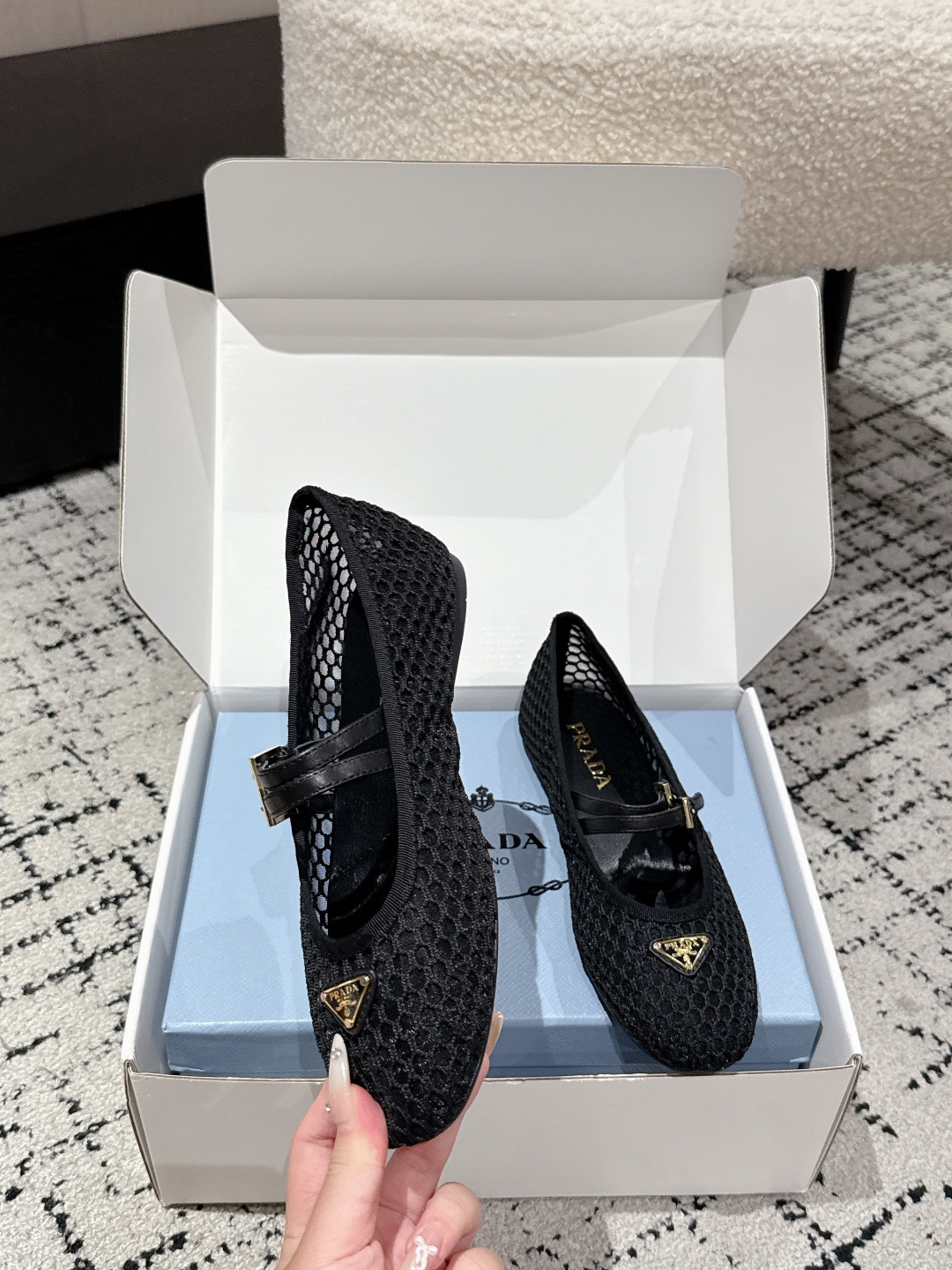 Prada 25 New Ballet Shoes: White Leather Mary Jane Flats with Emblematic Triangle Detail – Product Details - 图片 4