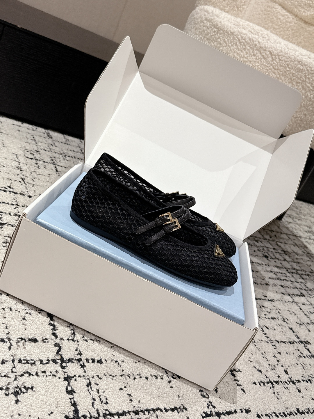 Prada 25 New Ballet Shoes: White Leather Mary Jane Flats with Emblematic Triangle Detail – Product Details - 图片 3