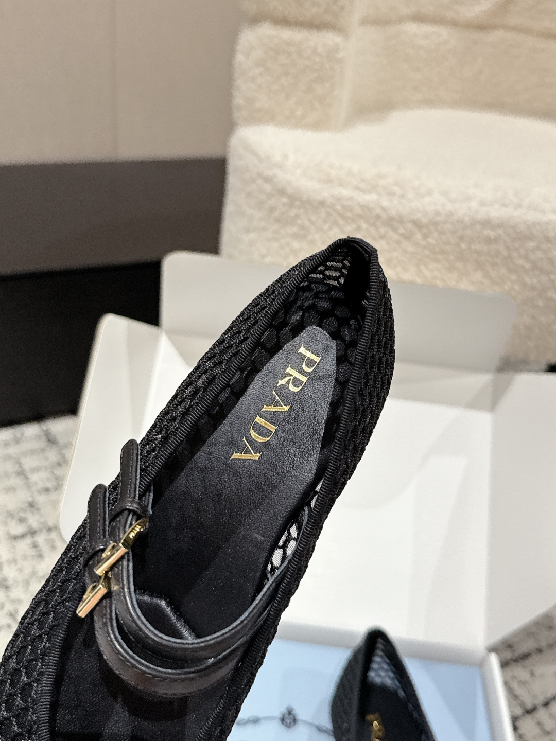 Prada 25 New Ballet Shoes: White Leather Mary Jane Flats with Emblematic Triangle Detail – Product Details - 图片 7