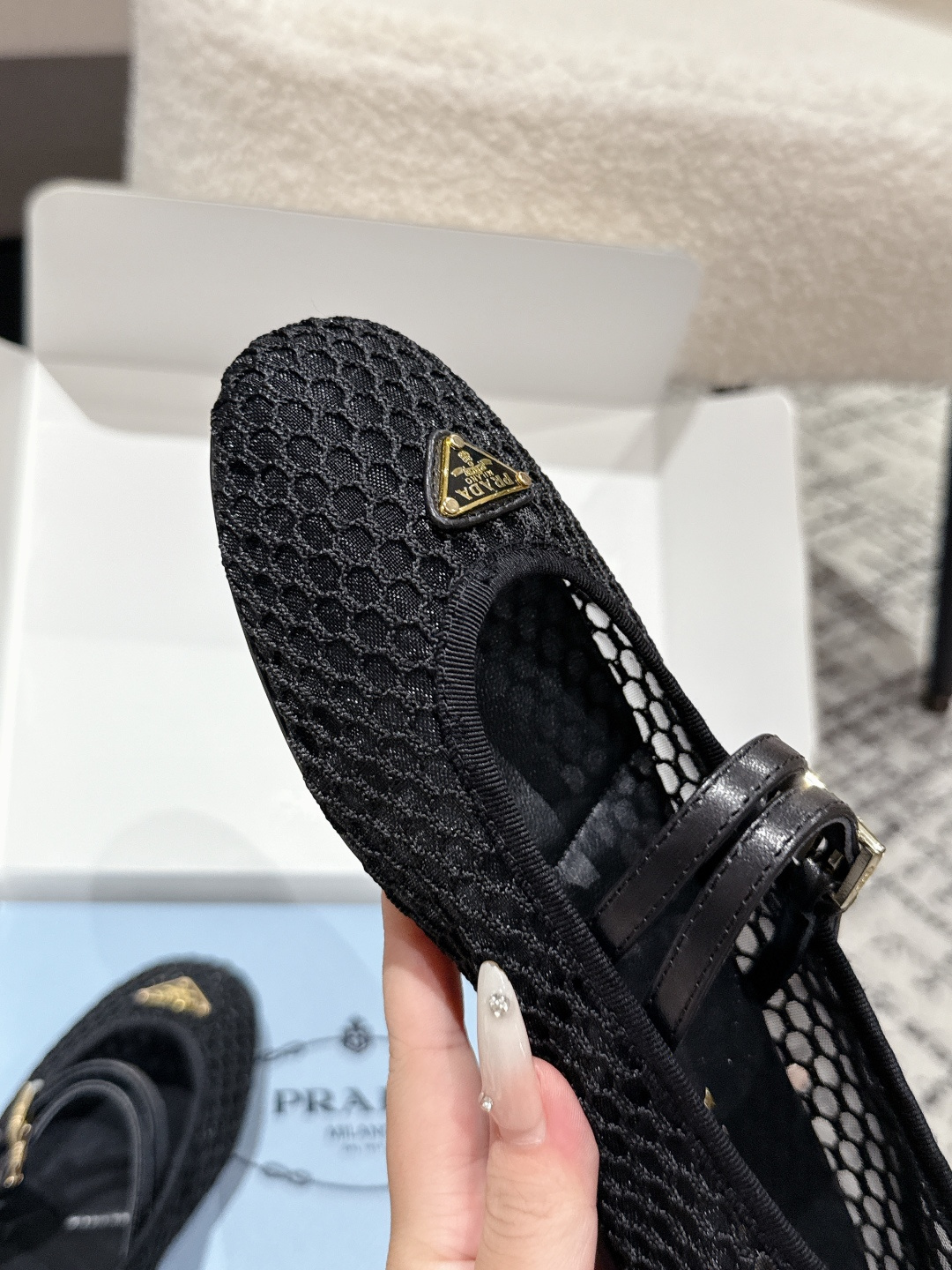 Prada 25 New Ballet Shoes: White Leather Mary Jane Flats with Emblematic Triangle Detail – Product Details - 图片 6