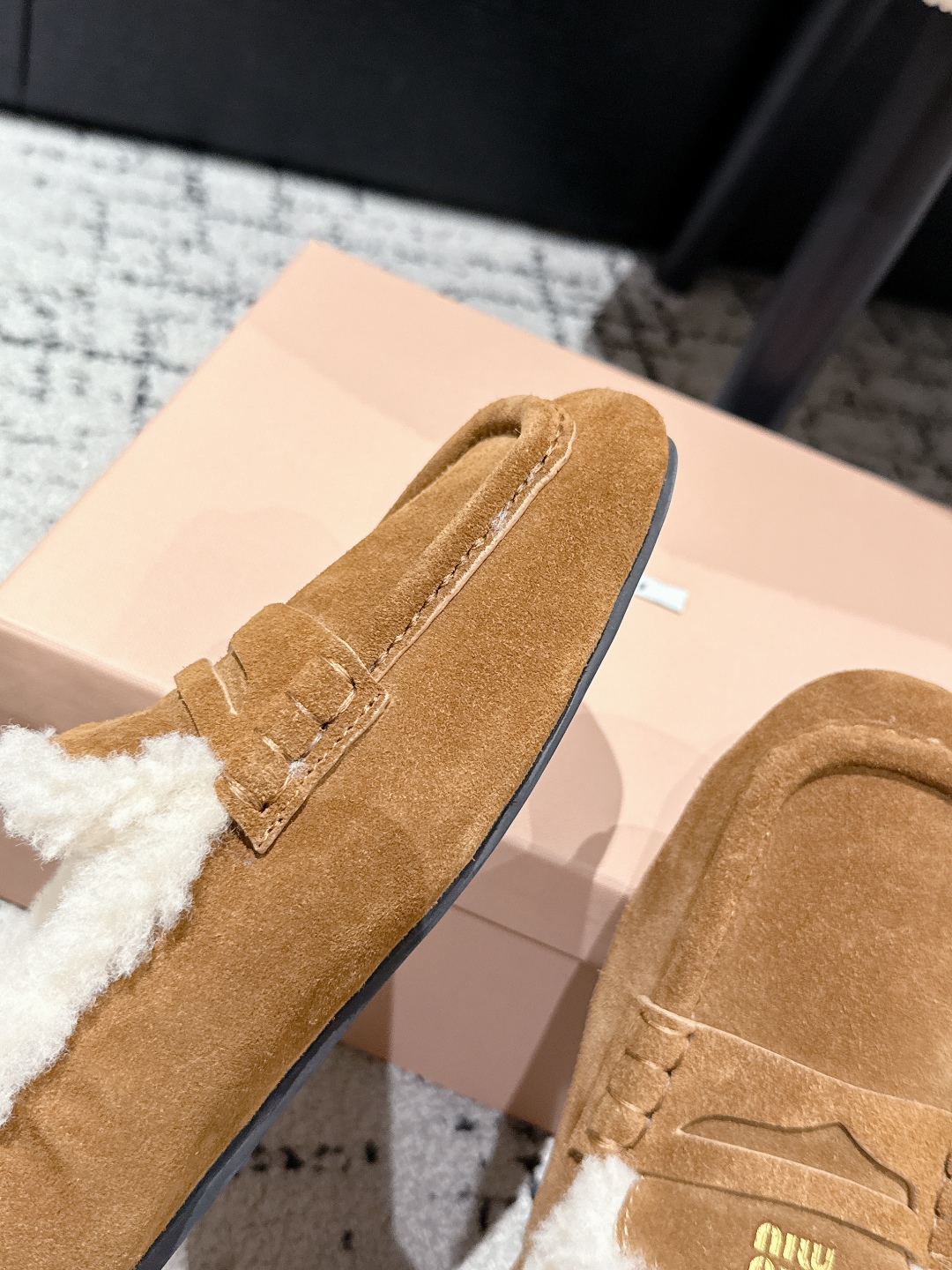 “Spring and Summer Ballet Shoes Collection: Miumiu 25 – Fresh, Lavish, and Comfortable Footwear” - 图片 6