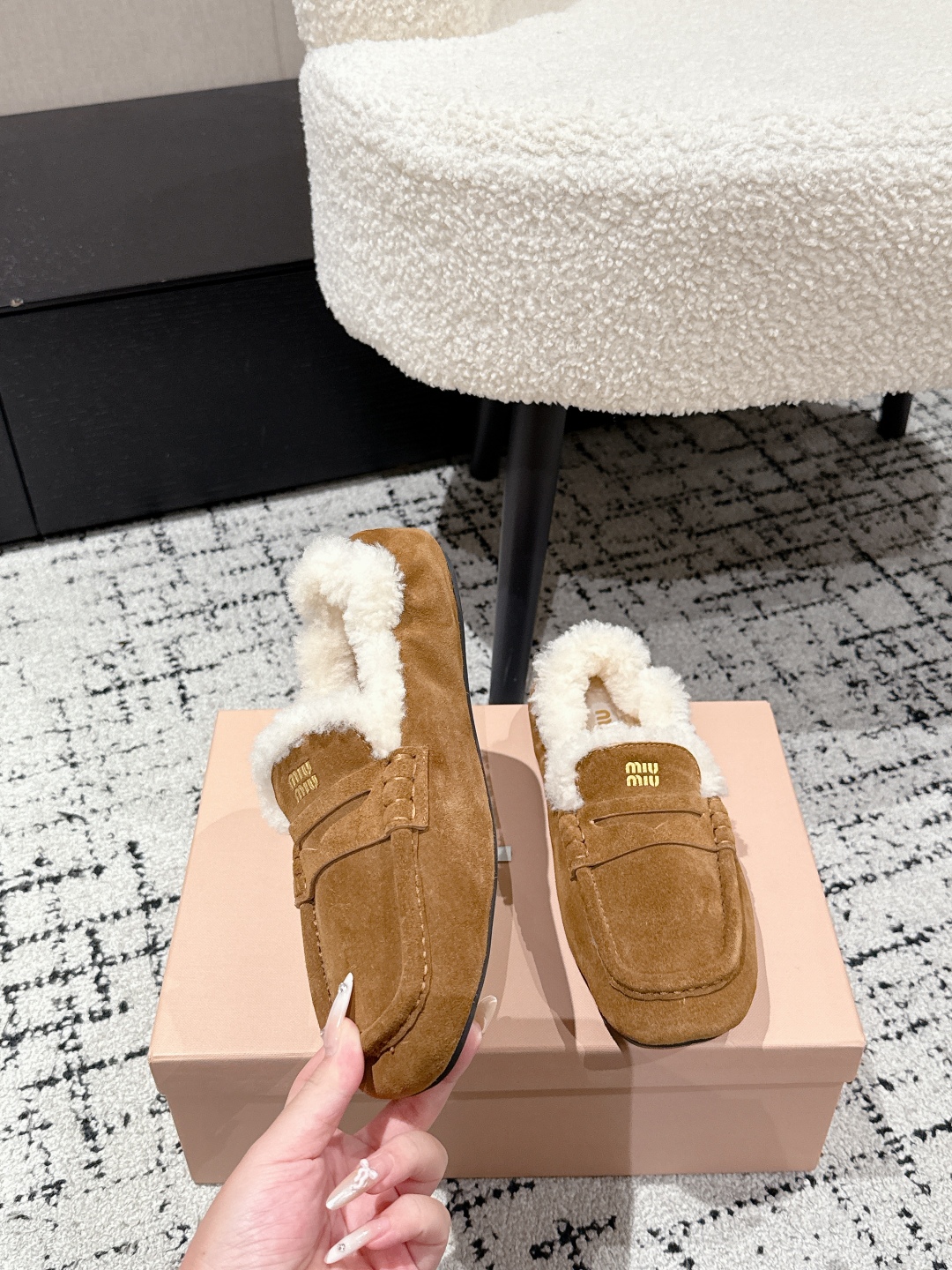 “Spring and Summer Ballet Shoes Collection: Miumiu 25 – Fresh, Lavish, and Comfortable Footwear” - 图片 4