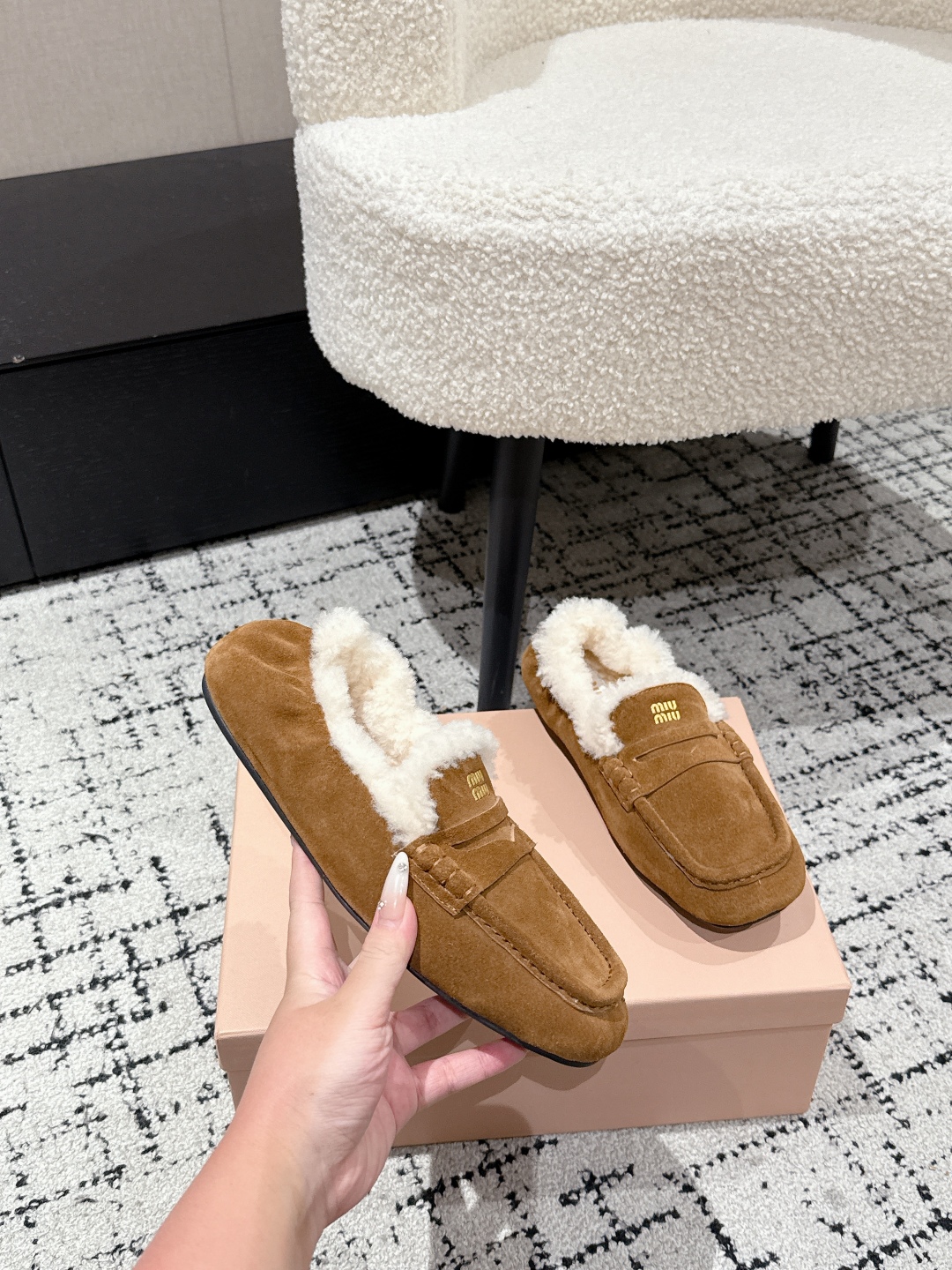 “Spring and Summer Ballet Shoes Collection: Miumiu 25 – Fresh, Lavish, and Comfortable Footwear” - 图片 5
