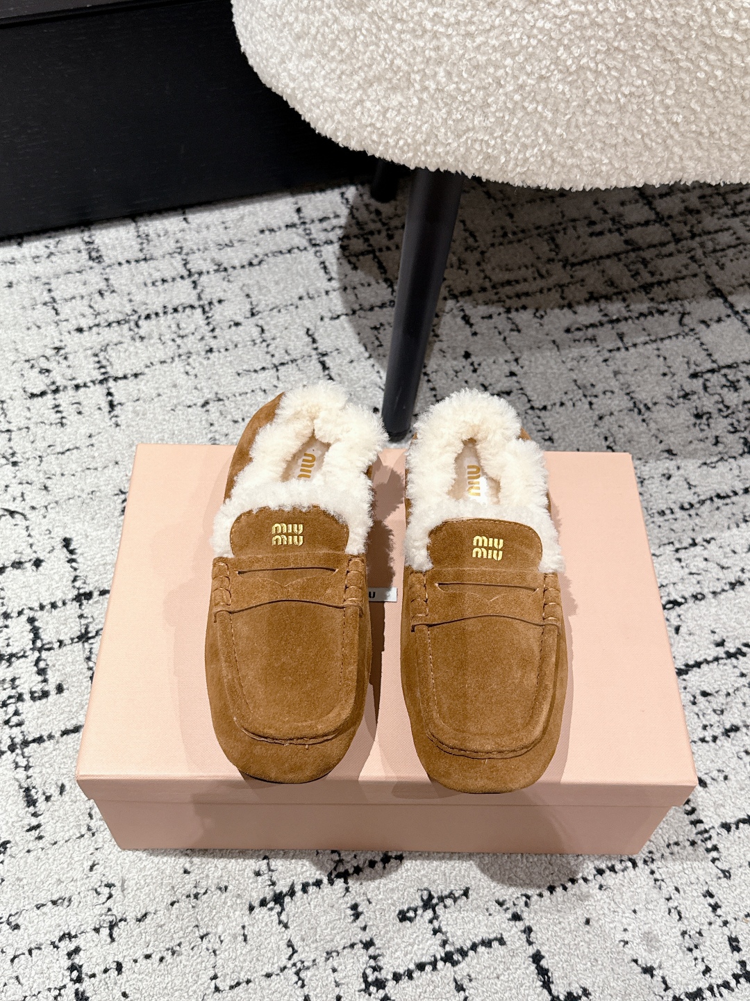 “Spring and Summer Ballet Shoes Collection: Miumiu 25 – Fresh, Lavish, and Comfortable Footwear” - 图片 1