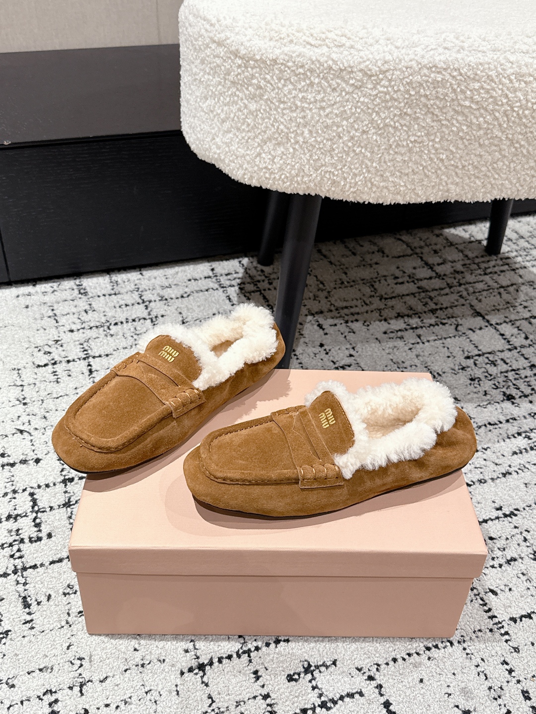 “Spring and Summer Ballet Shoes Collection: Miumiu 25 – Fresh, Lavish, and Comfortable Footwear” - 图片 3