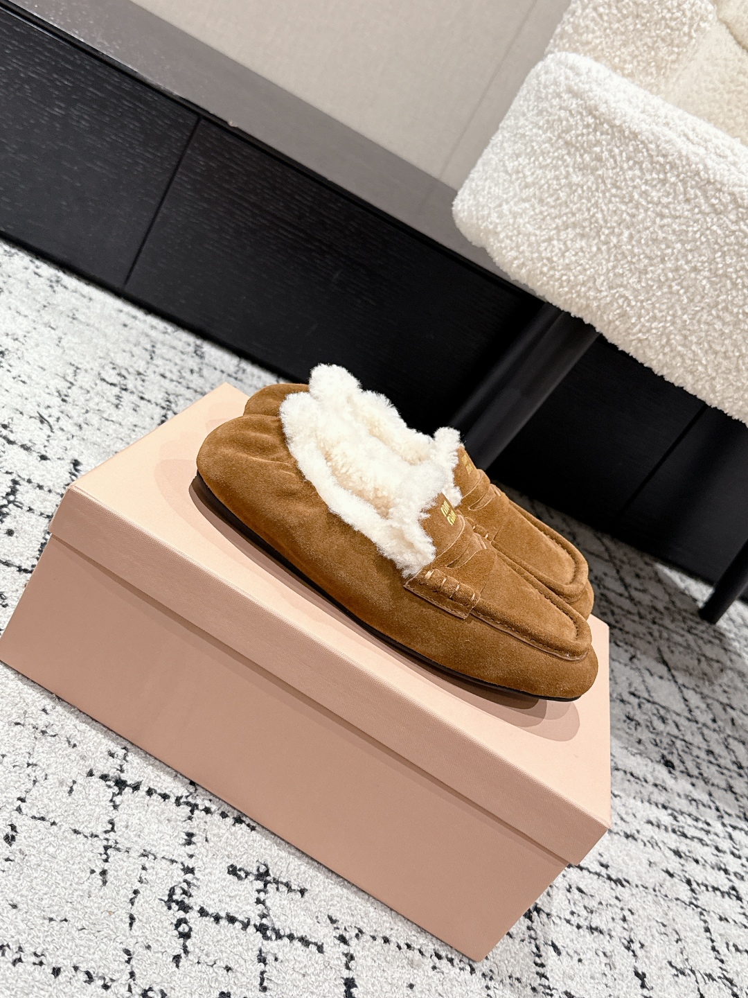 “Spring and Summer Ballet Shoes Collection: Miumiu 25 – Fresh, Lavish, and Comfortable Footwear” - 图片 2