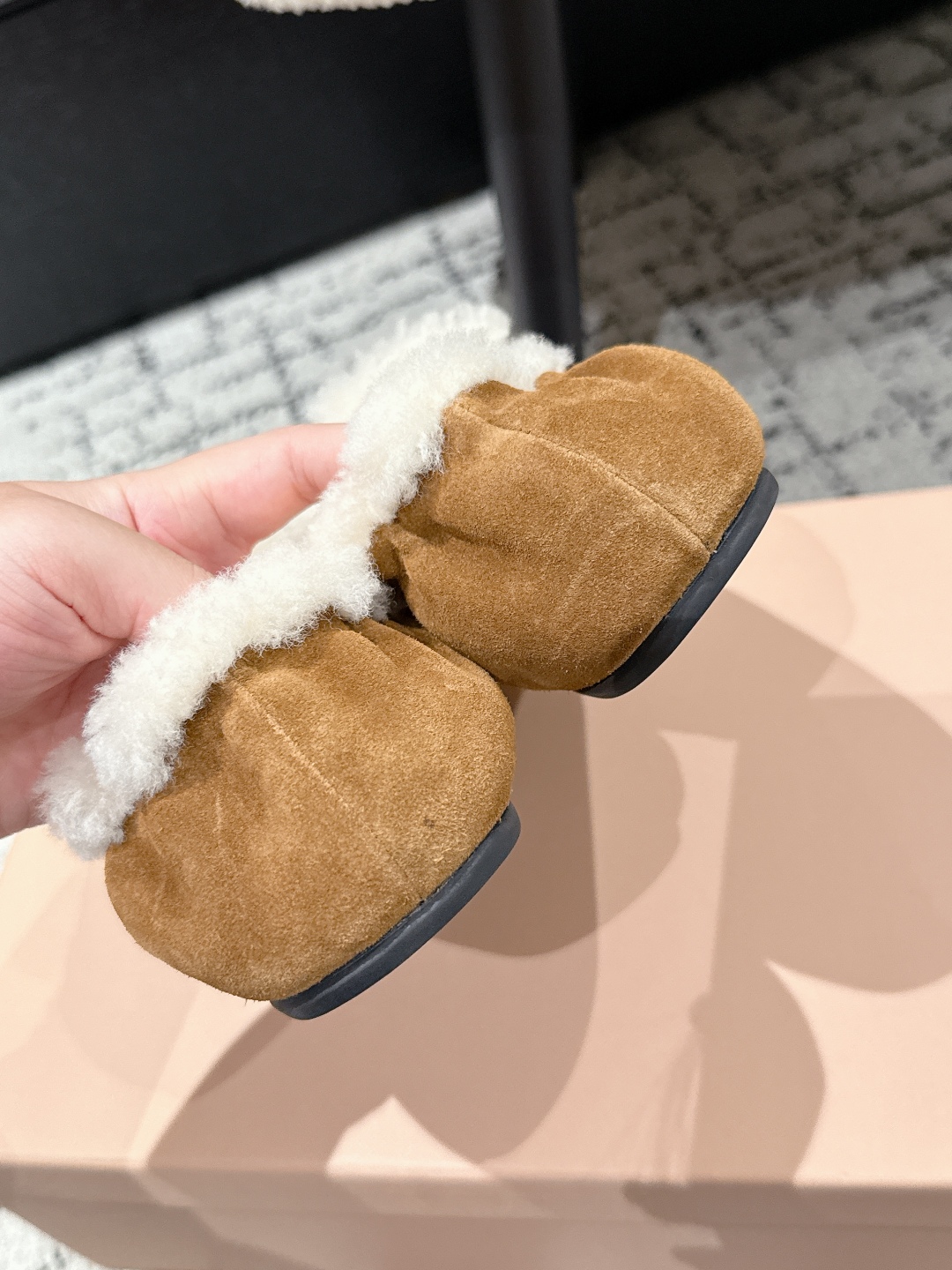 “Spring and Summer Ballet Shoes Collection: Miumiu 25 – Fresh, Lavish, and Comfortable Footwear” - 图片 9