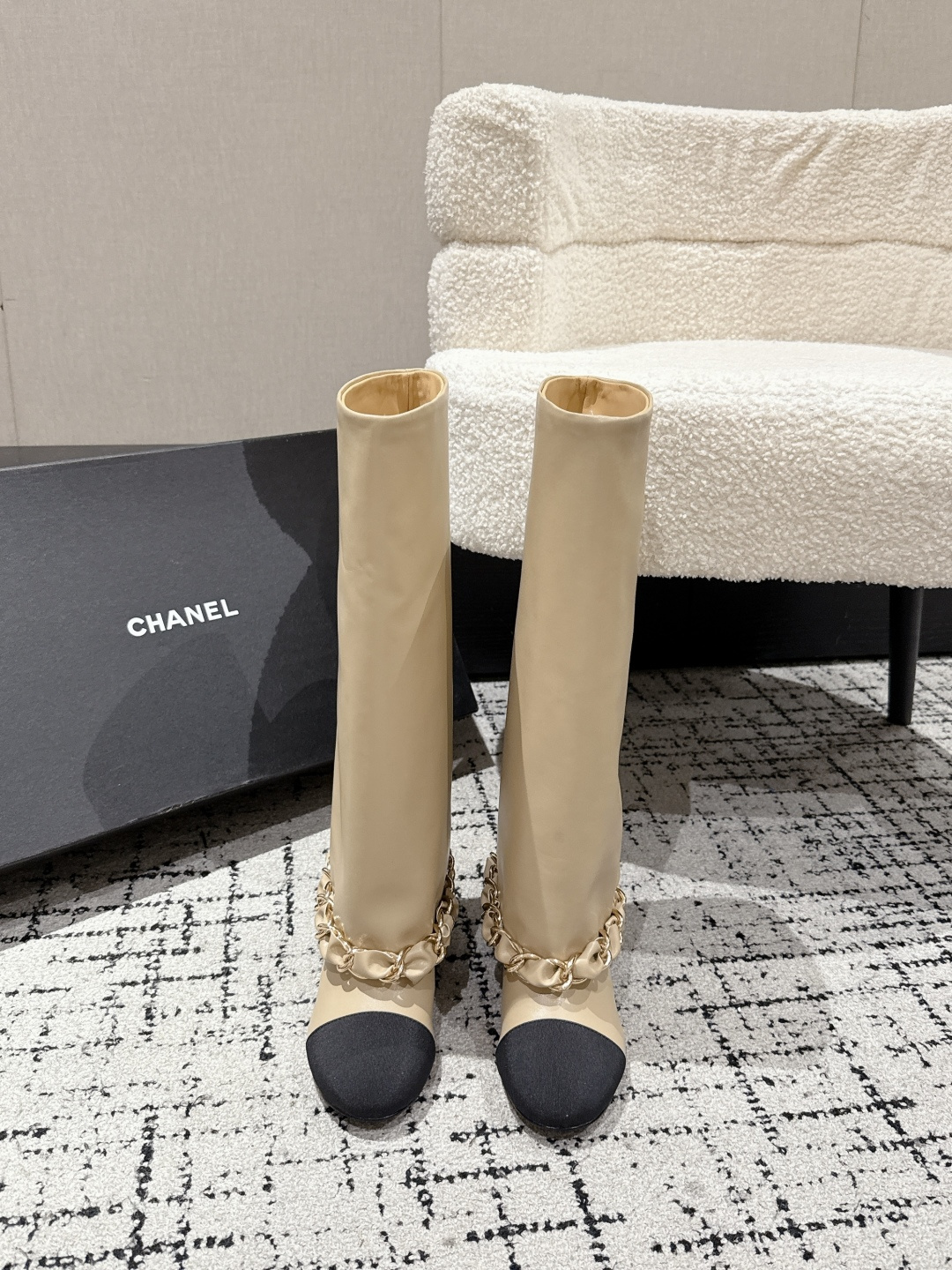 NO:481329,#Top version Chanel Xiaoxiang 25/ catwalk style chain knight trousers boots are so beautiful. I am very popular recently and I am really eager to see. The more I look at it, the more I like it!  This Martin boot is really suitable for autumn and winter. The thick sole is super comfortable to wear, and the lengthening of the legs is no problem!  !  !  I will become a leg when I wear it. The supermodel is 1.8 meters tall and it is super textured!  None of my favorite shoes recently!  Please!  Is it really a must-have for humans? I will be sad if anyone doesn’t have it!  You can wear it with a high-end feel when you match it randomly. Original material 1:1 customized cowhide fabric, inner cowhide inner mat, large sole imported from Italy, genuine leather sole Size#35-41 (40.41 custom-made, non-return and exchange), boots, chanel, boots, cowhide19860909#顶级版本 Chanel 小香 25/ 走秀款 链条 骑士 裤筒靴 美的太超过了 最近非常爆真的是很耐看越看越喜欢！这款马丁靴真的太适合秋冬了 厚底上脚超级舒服,拉长腿型不在话下！！！穿上就变腿精绝不是我吹 瞬间超模一米八 超有质感！近期最爱的鞋子没有之一！拜托！真的是人手必备好吗～谁没有我都会桑心的！随意的搭配都能穿出高级感 材质原版1:1订制牛皮面料 内里牛皮内里垫 大底意大利进口真皮底 Size#35-41（40.41定制不退换）,靴子,chanel,boots,cowhide,Women's Shoes