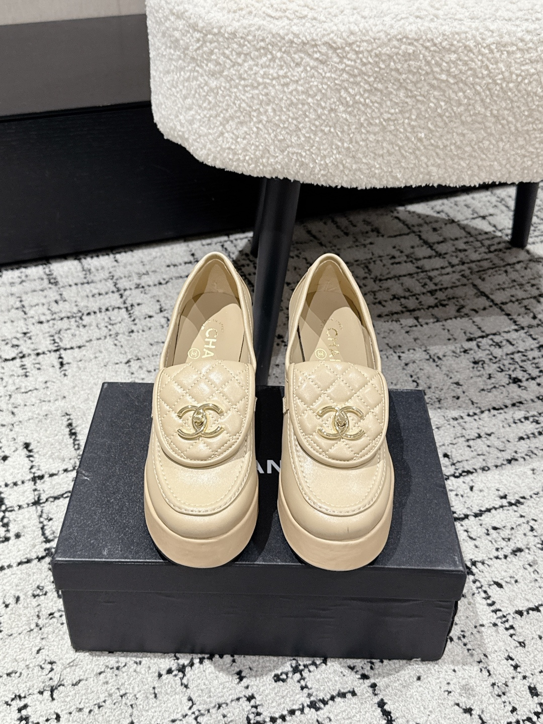 NO:481291,CHANEL Xiaoxiang 25/ Classic waterproof platform high heel flip flops. These loafers are simply fashionable and dreamy shoes!  Classic flip design cleverly incorporates the double C logo into it. Every detail highlights the brand charm of Chanel. The shoe body lines are smooth and perfectly modify the foot shape to make your feet look more delicate. Ultra-high heels and waterproofing tables not only lengthen the leg lines, instantly giving long legs a sense of décor, but also increases the stability of wear. Whether it is a daily street or an important occasion, you can easily hold the whole venue. Fabric: Use original custom leather material. Inner: Silk sheepskin Soles: Italian imported leather sole size#35-41 (customized by 40/41), loafers, chanel, chanel, loafers, high heels, sheepskin, Leather soles19860909CHANEL小香 25/ 经典防水台高跟翻盖乐福鞋 这款乐福鞋简直是时髦精的梦中情鞋！ 经典的翻盖设计 巧妙地将双C标志融入其中 每一处细节都彰显着香奈儿的品牌魅力. 鞋身线条流畅 完美修饰脚型 让你的双脚看起来更加秀气. 超高跟搭配防水台 不仅拉长腿部线条 瞬间拥有大长腿既视感 还增加了穿着的稳定性 无论是日常出街还是重要场合 都能轻松hold住全场. 面料: 采用原版定制皮料 内里: 丝绸羊皮 鞋底: 意大利进口真皮大底 size#35-41（40/41定制）,乐福鞋高跟鞋,chanel,chanel,loafers,high heels,sheepskin,Leather soles,Women's Shoes